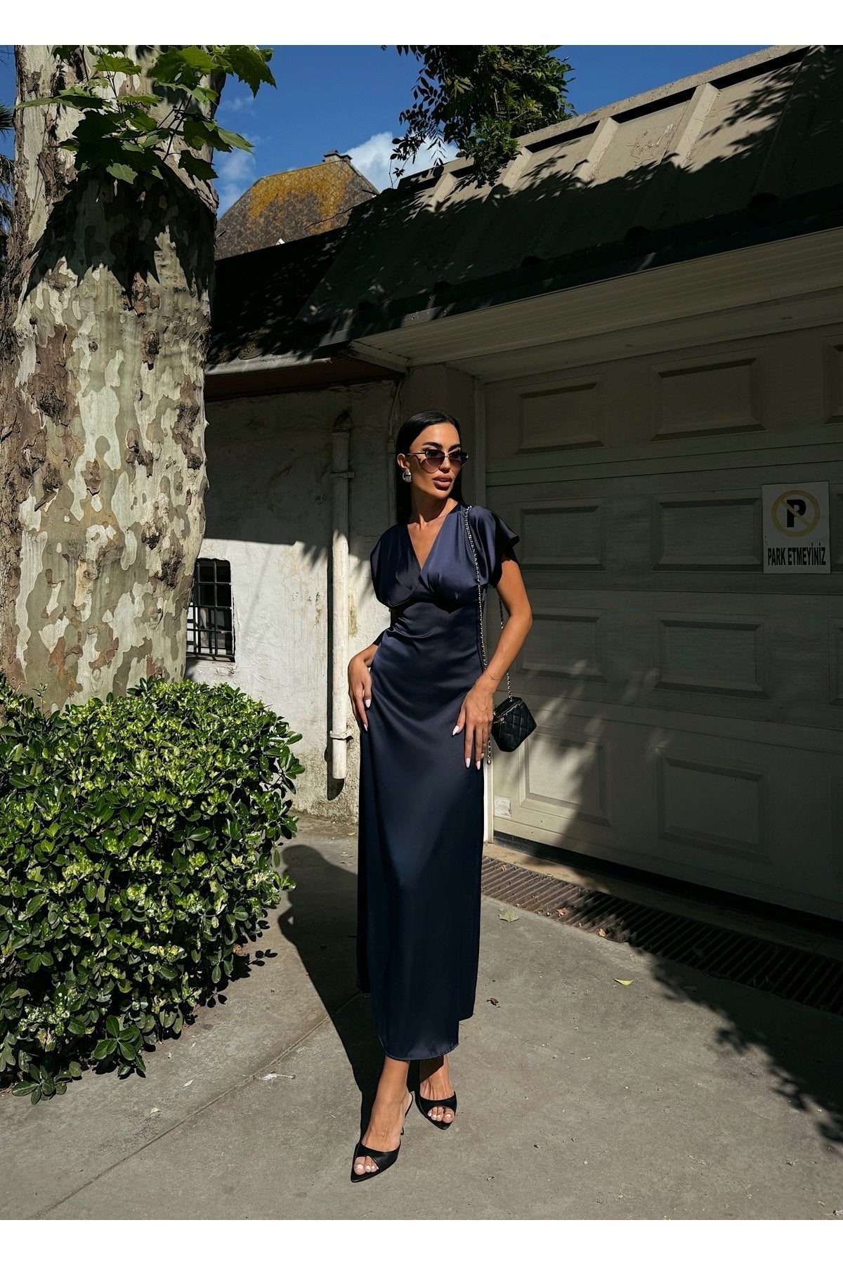 KADIN V YAKA PİLELİ SATEN MİDİ ELBİSE