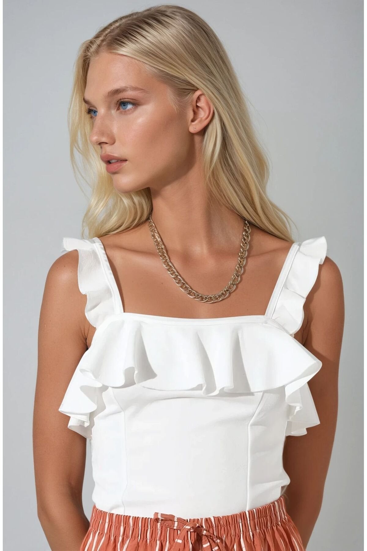 KADIN YAKASI VE OMUZLARI FIRFIRLI KARE YAKA ESNEK KUMAŞ BLUZ