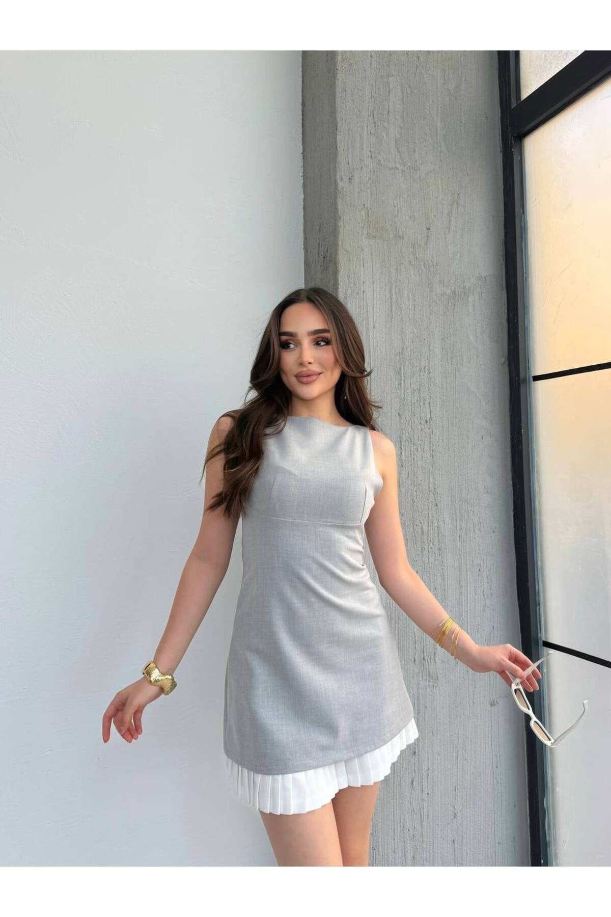 KADIN ETEĞİ PİLİSE DETAYLI ATLAS KUMAŞ KOLSUZ ELBİSE