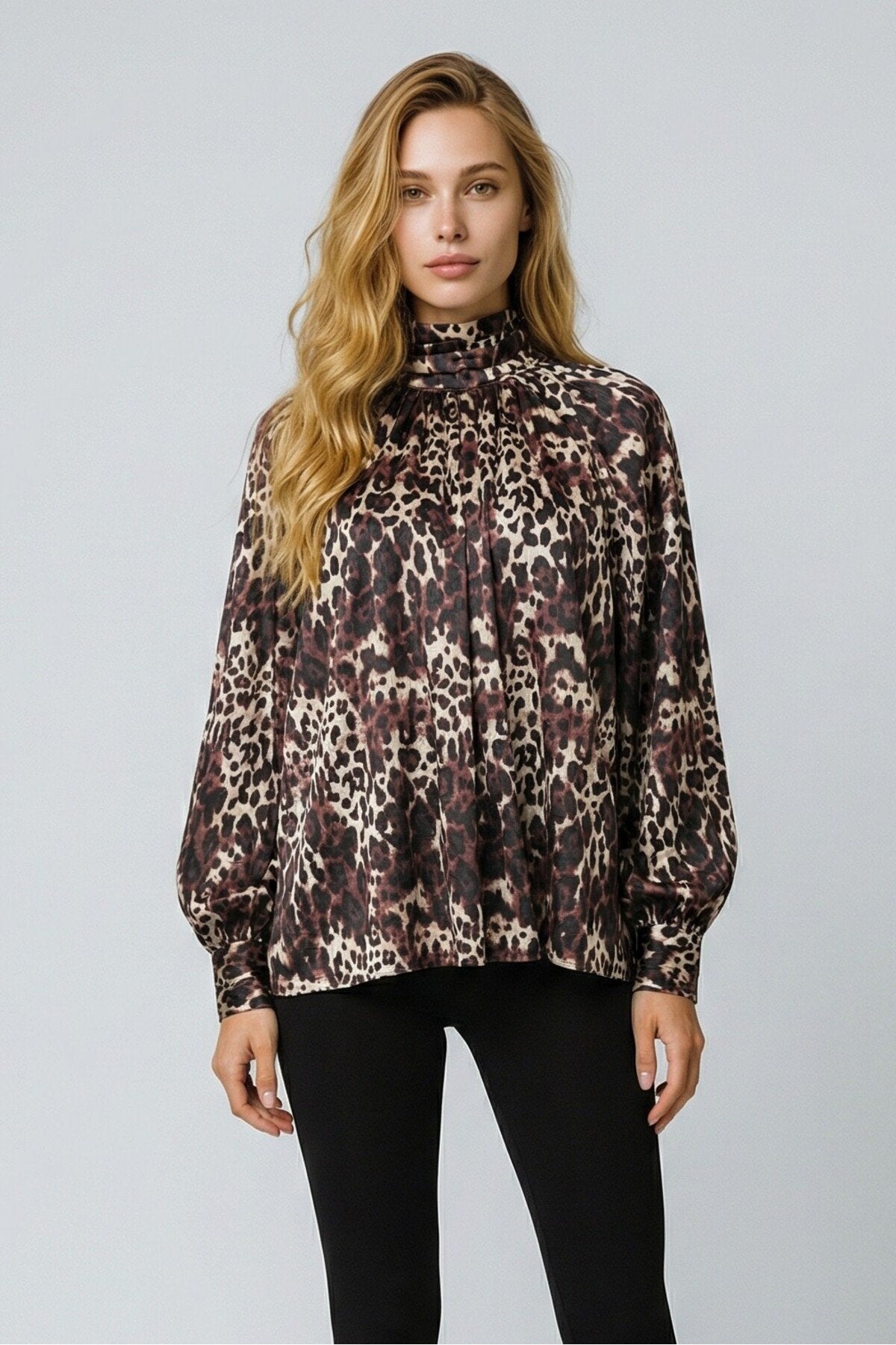 KADIN YAKA VE MANŞET DETAYLI LEOPAR DESENLİ SALAŞ SATEN BLUZ