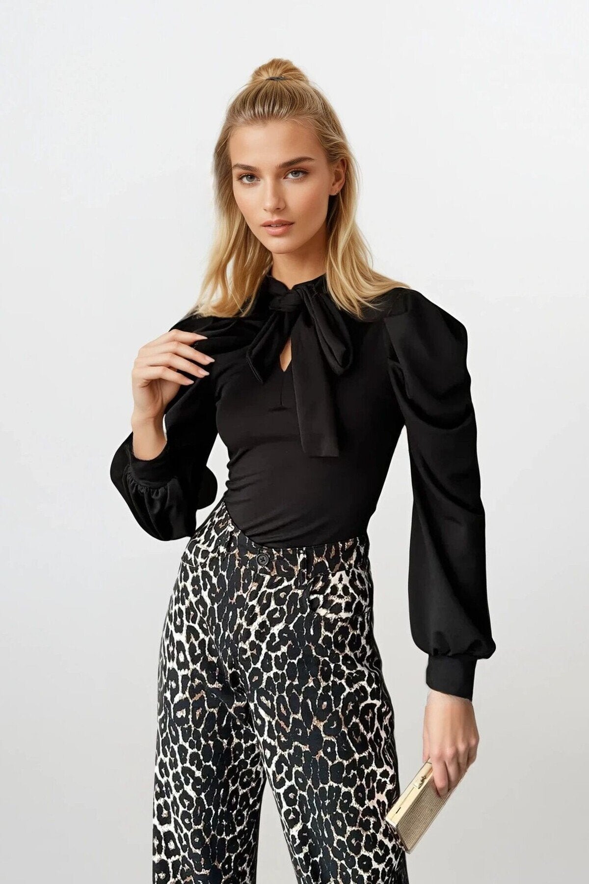 KADIN YAKASI FİYONK DETAYLI ESNEK KUMAŞ PRENSES KOL BLUZ