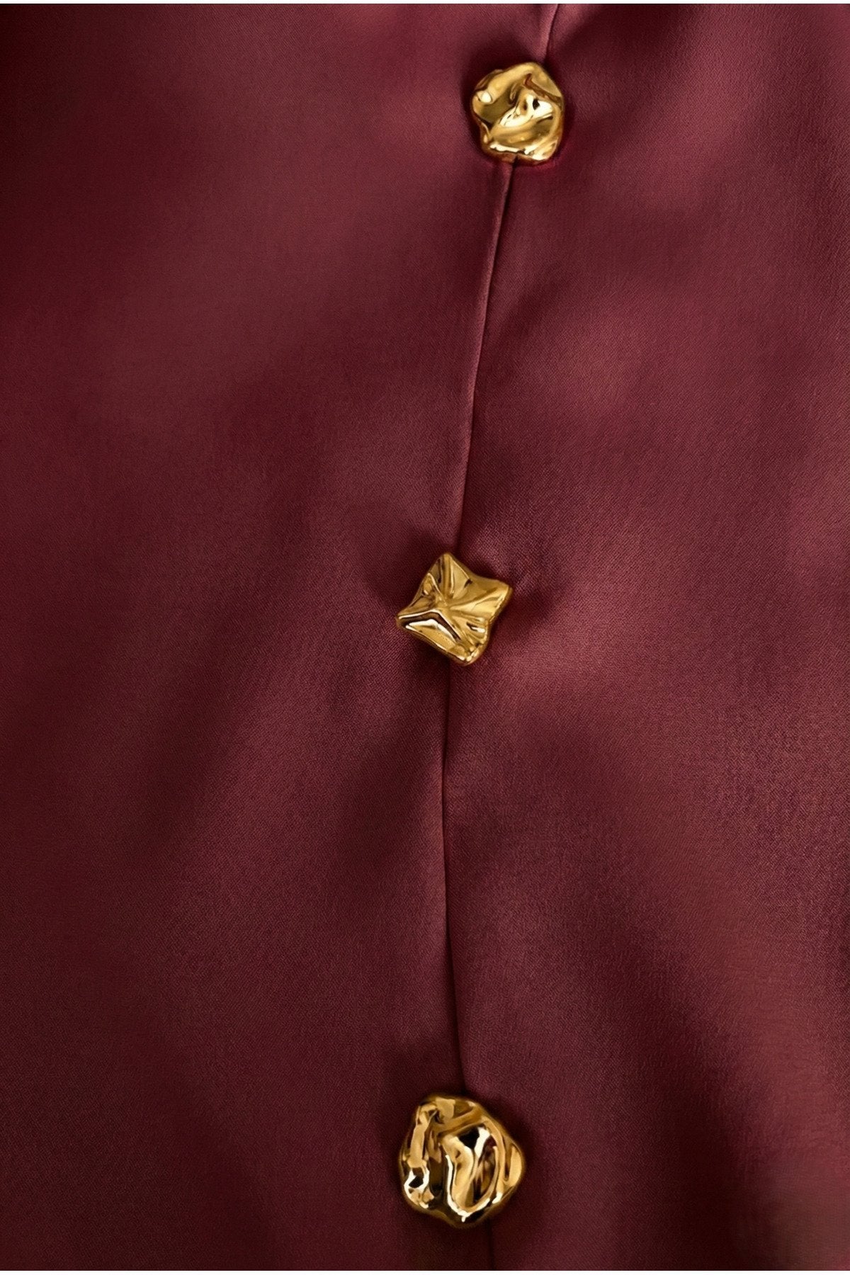 KADIN YIRTMAÇLI DÜĞME DETAYLI KOLSUZ ATLAS KUMAŞ MİNİ ELBİSE