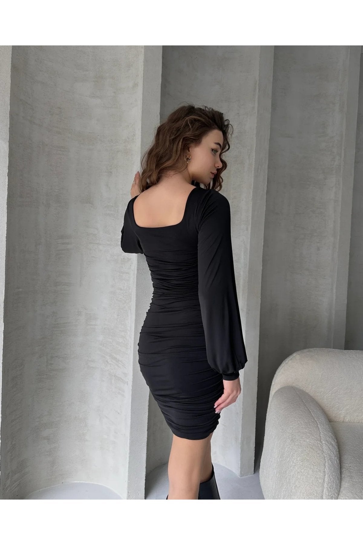 KADIN KARE YAKA BÜZGÜLÜ ÇİFT KAT SANDY KUMAŞ ELBİSE