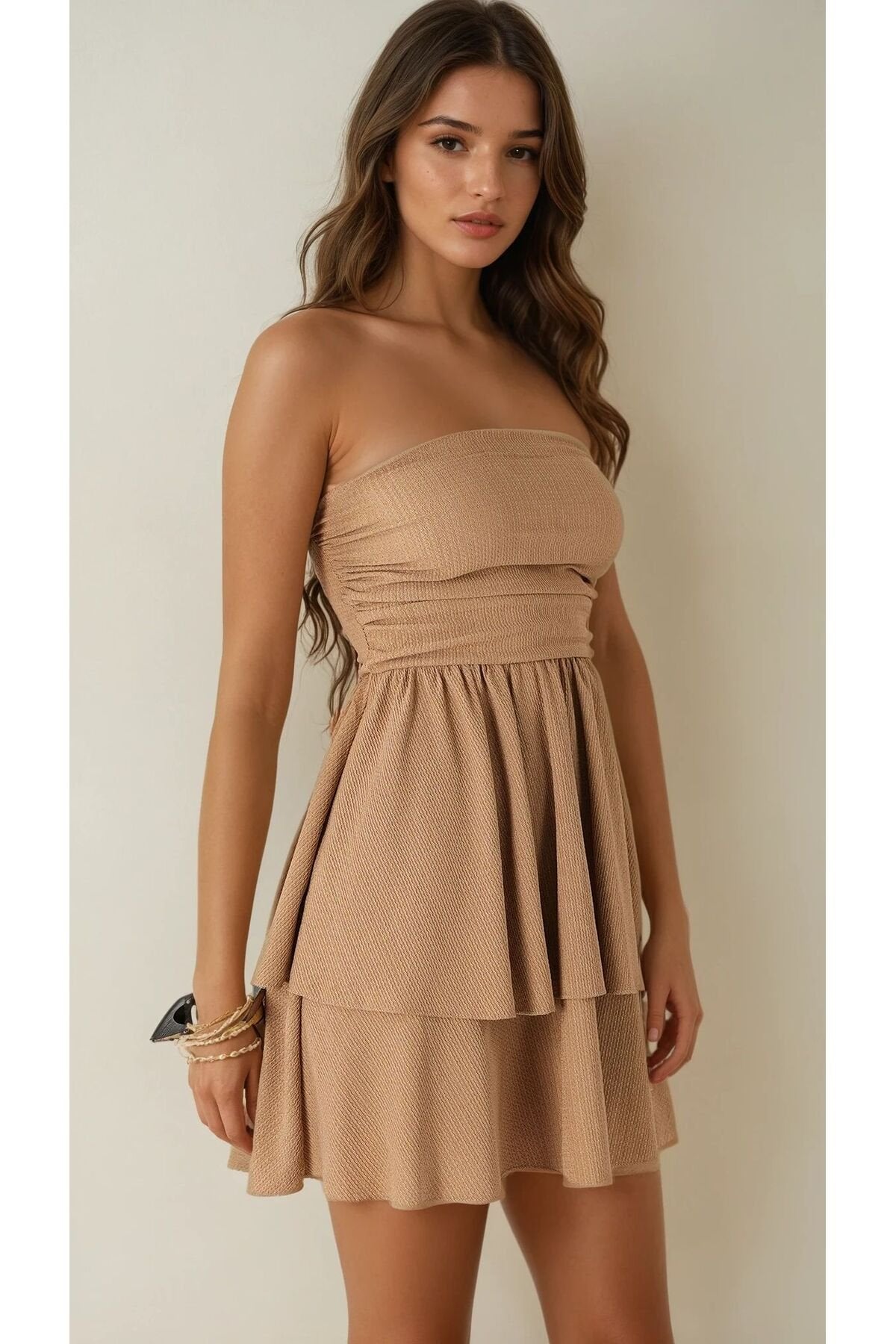 KADIN DOKULU KUMAŞ ETEĞİ ÇİFT KAT DRAPE DETAYLI STRAPLEZ ELBİSE