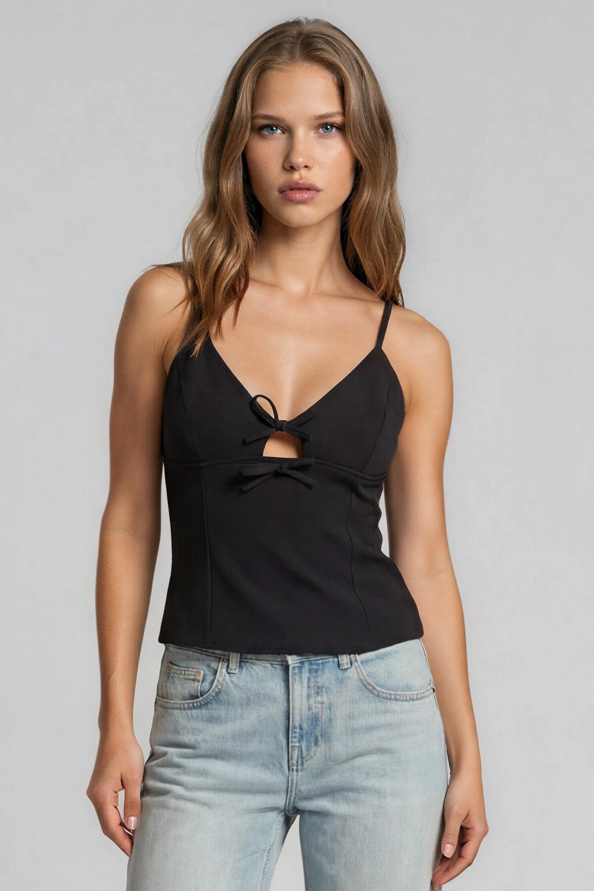 KADIN V YAKA FİYONKLU CUT-OUT DETAYLI ATLAS KUMAŞ İNCE ASKILI KOLSUZ BLUZ