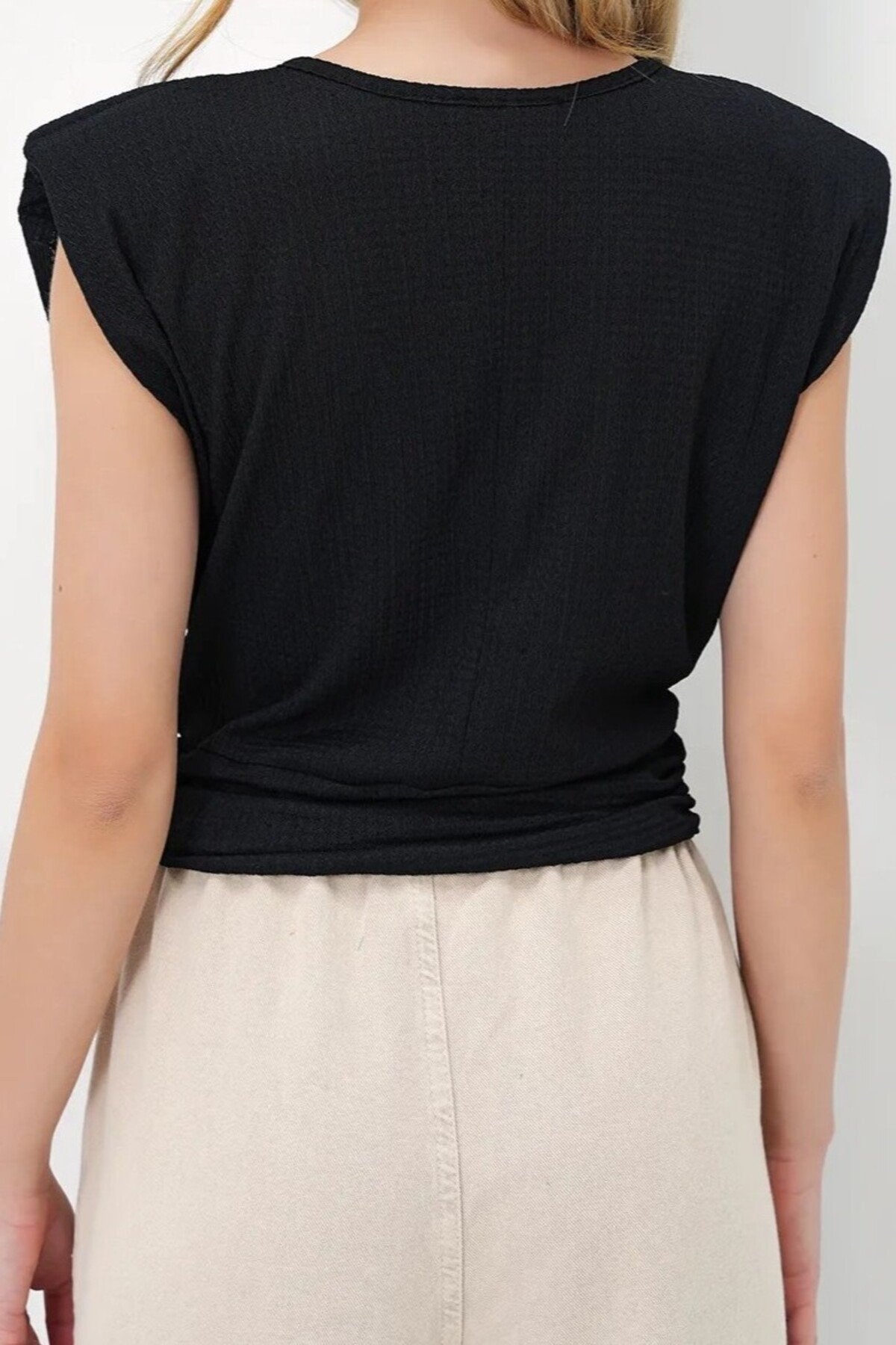 KADIN DOKULU KUMAŞ TOKA DETAYLI VATKALI BLUZ