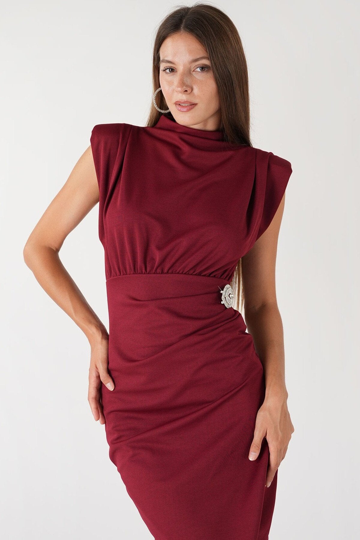 KADIN VATKALI ÇIKARILABİLİR BROŞ DETAYLI ESNEK KUMAŞ ANVELOP KESİM DÜĞÜN NİŞAN DAVET GECE ELBİSESİ