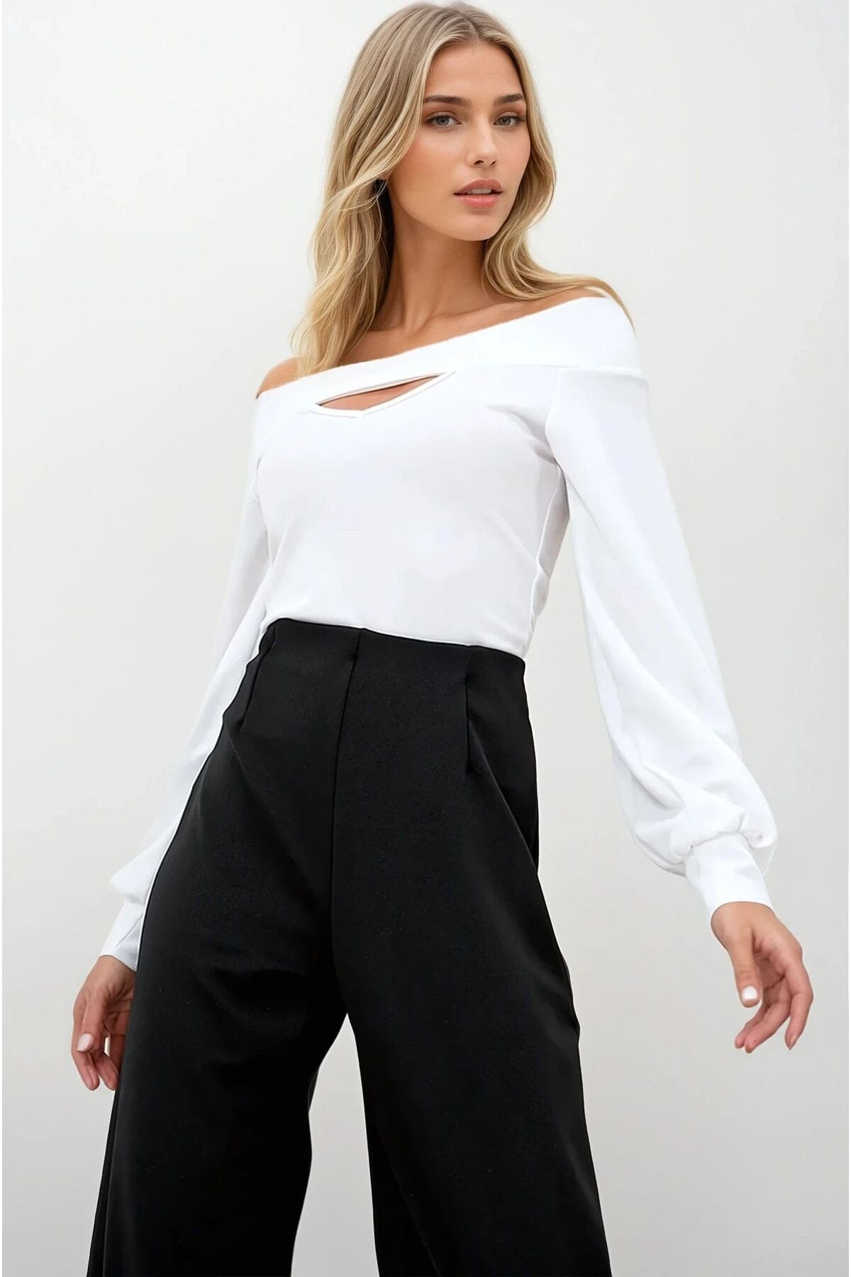 KADIN CUT OUT DETAYLI KAYIK YAKA ESNEK KUMAŞ BALON KOL BLUZ