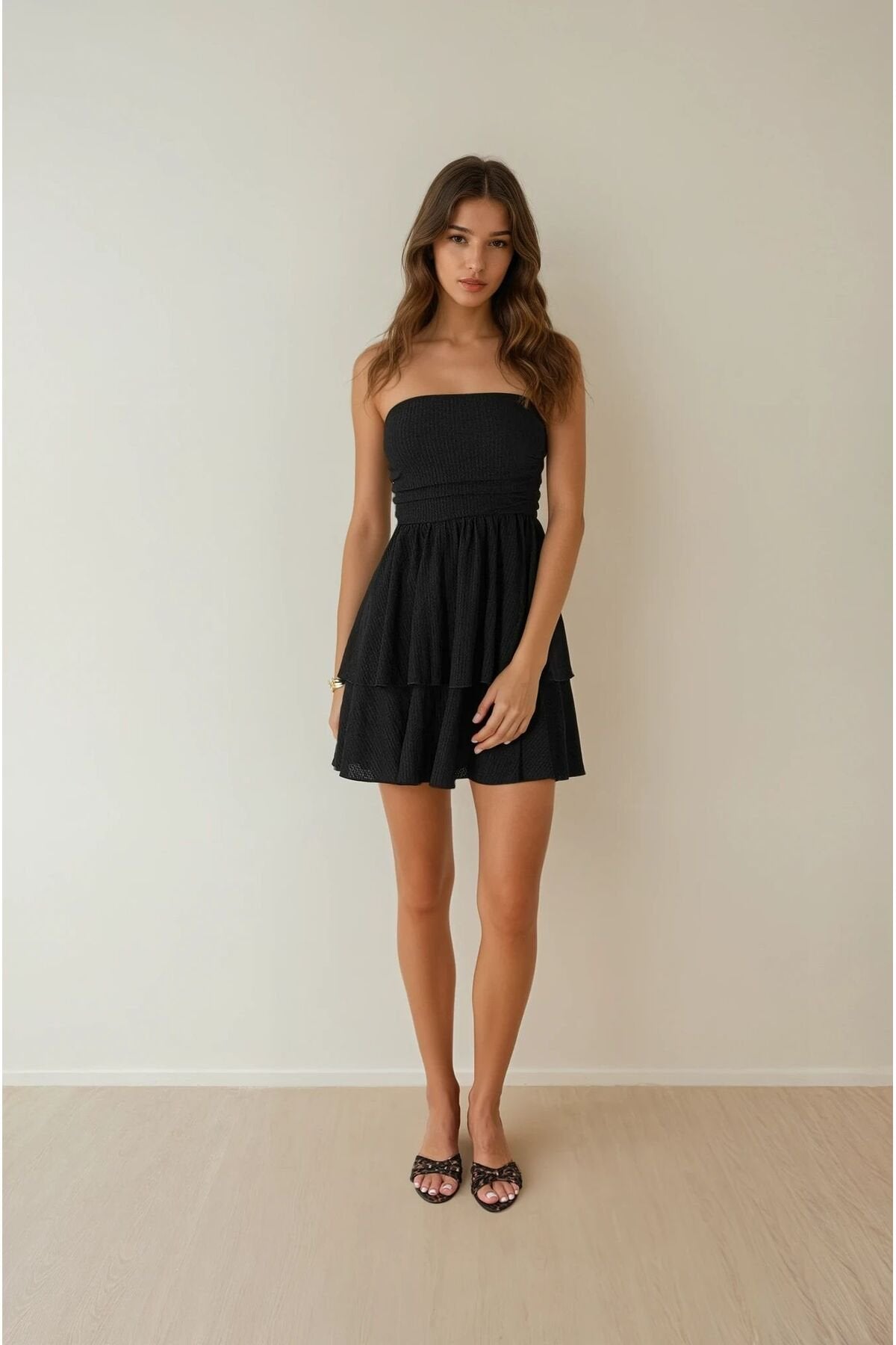 KADIN DOKULU KUMAŞ ETEĞİ ÇİFT KAT DRAPE DETAYLI STRAPLEZ ELBİSE