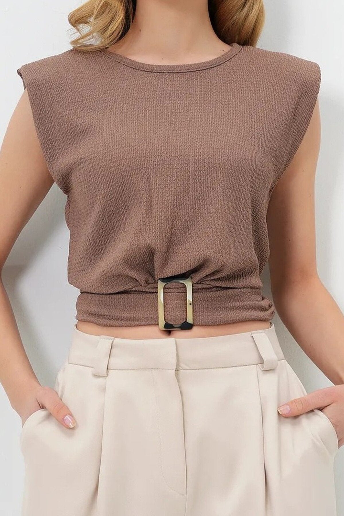 KADIN DOKULU KUMAŞ TOKA DETAYLI VATKALI BLUZ