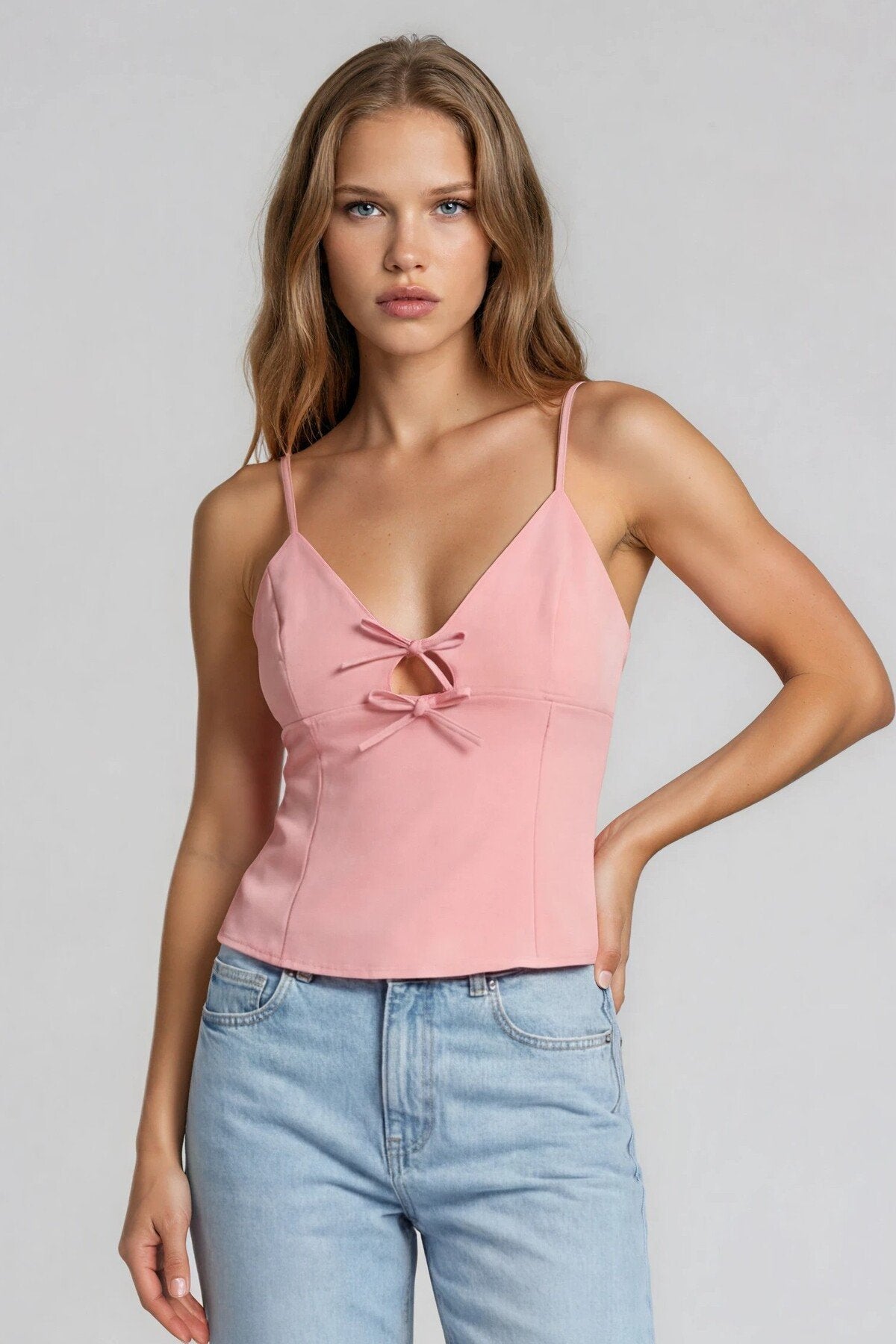 KADIN V YAKA FİYONKLU CUT-OUT DETAYLI ATLAS KUMAŞ İNCE ASKILI KOLSUZ BLUZ