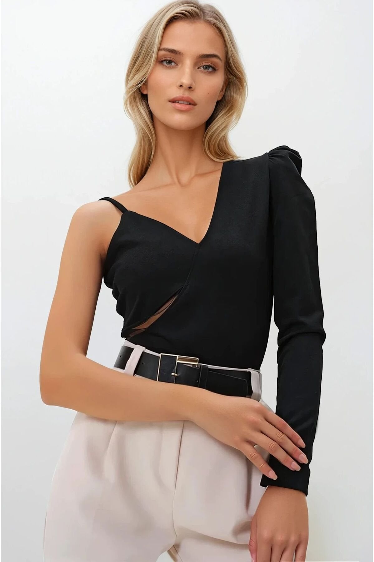 KADIN CUT OUT DETAYLI TEK KOL TÜL GARNİLİ ASİMETRİK KESİM ESNEK KUMAŞ BLUZ