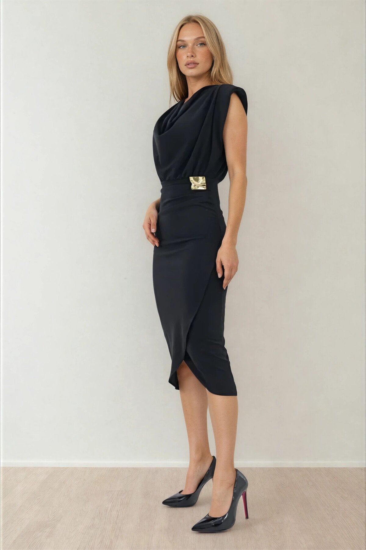 KADIN VATKALI DEGAJE YAKA ÇIKARILABİLİR BROŞLU ANVELOP KESİM DÜĞÜN NİŞAN SÖZ DAVET ABİYE ELBİSESİ