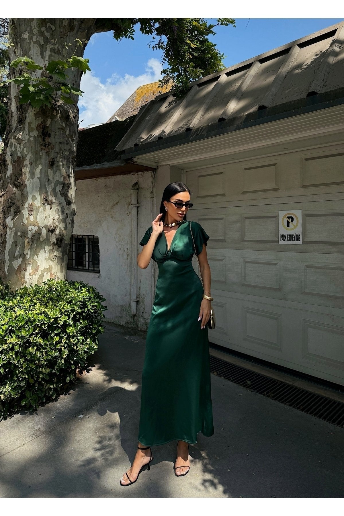 KADIN V YAKA PİLELİ SATEN MİDİ ELBİSE