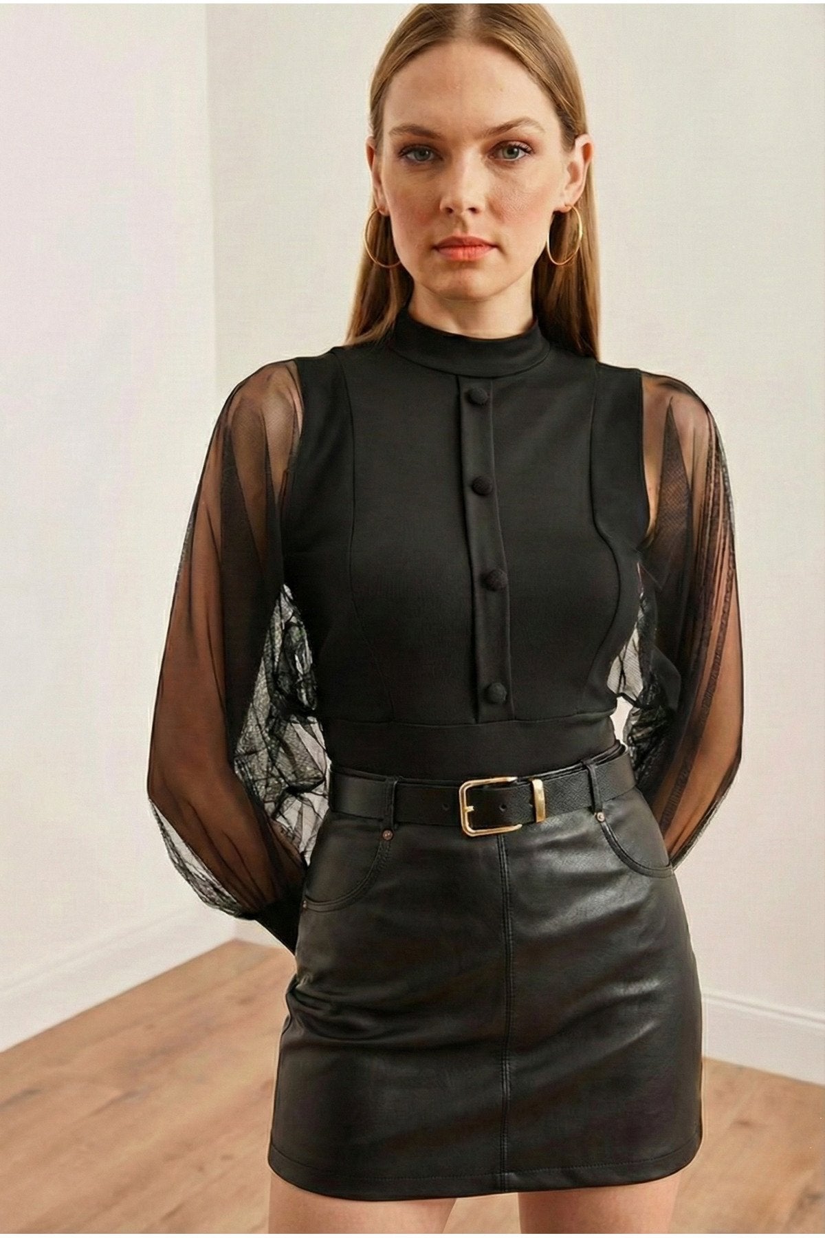 KADIN YARIM BALIKÇI YAKA KOLU TÜL ÖNÜ DÜĞME DETAYLI ESNEK KUMAŞ BLUZ