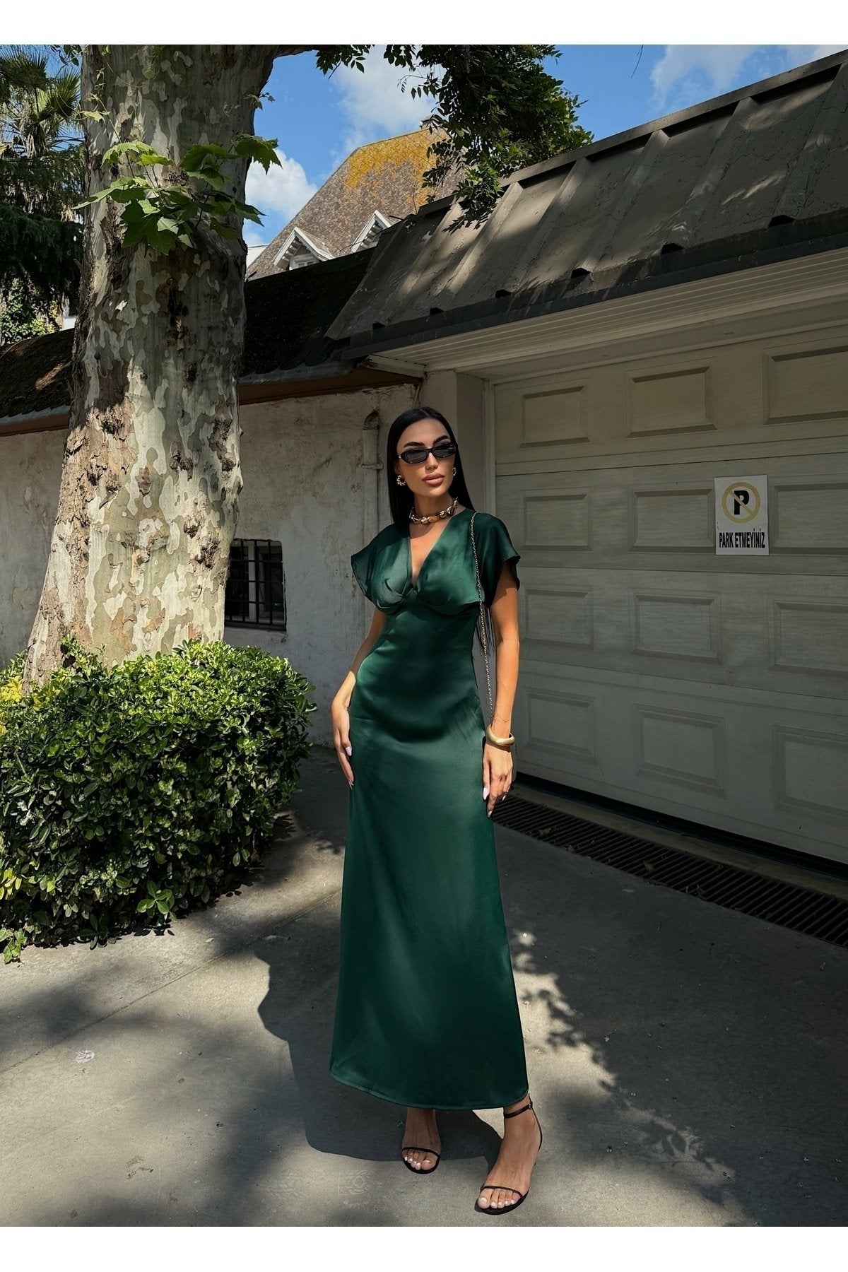 KADIN V YAKA PİLELİ SATEN MİDİ ELBİSE