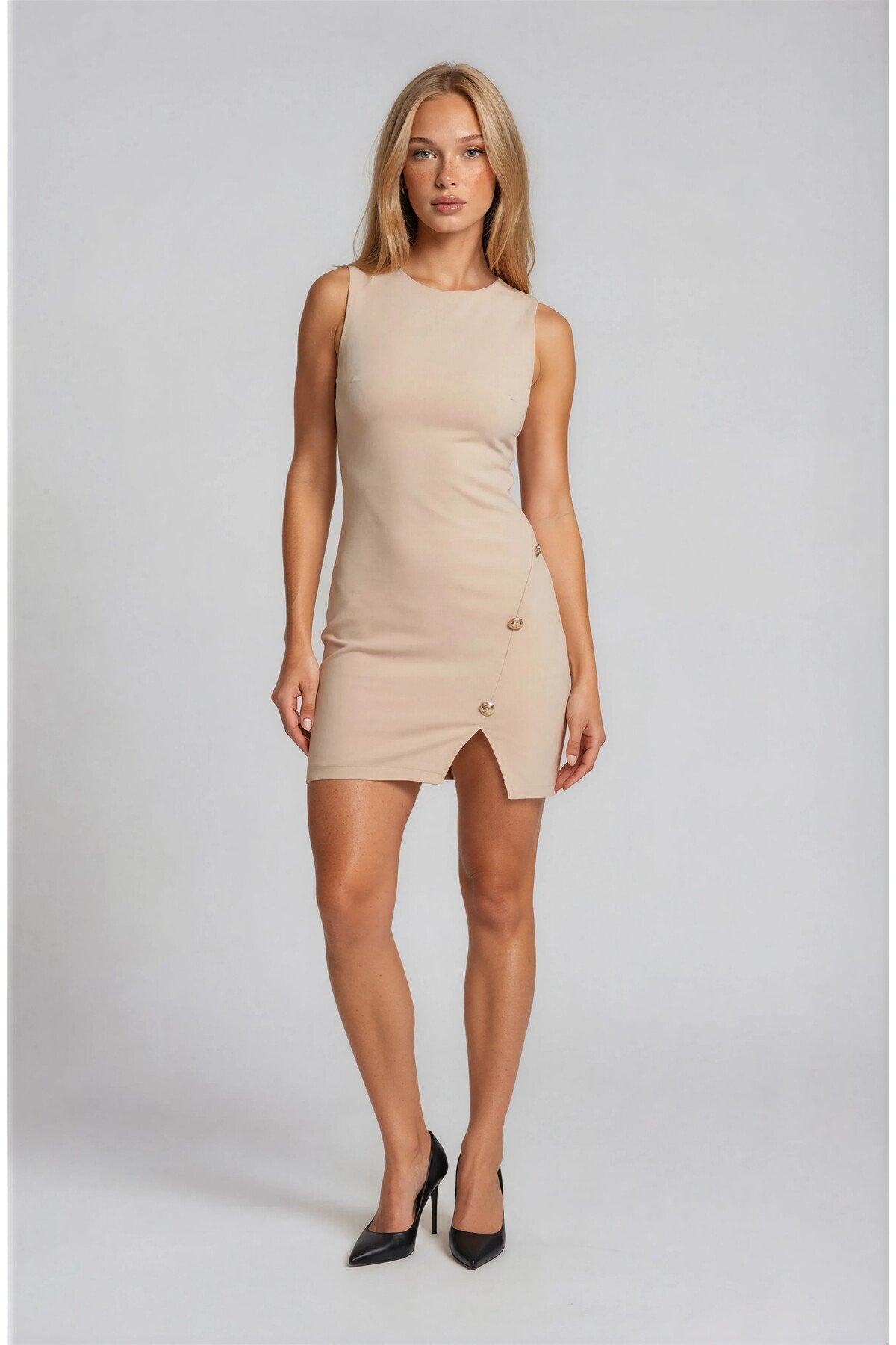 KADIN YIRTMAÇLI DÜĞME DETAYLI KOLSUZ ATLAS KUMAŞ MİNİ ELBİSE