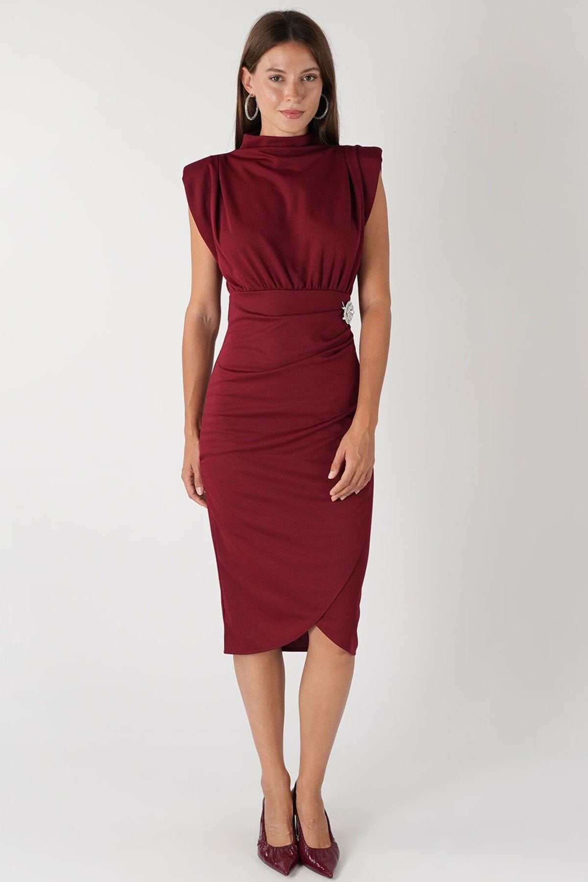 KADIN VATKALI ÇIKARILABİLİR BROŞ DETAYLI ESNEK KUMAŞ ANVELOP KESİM DÜĞÜN NİŞAN DAVET GECE ELBİSESİ