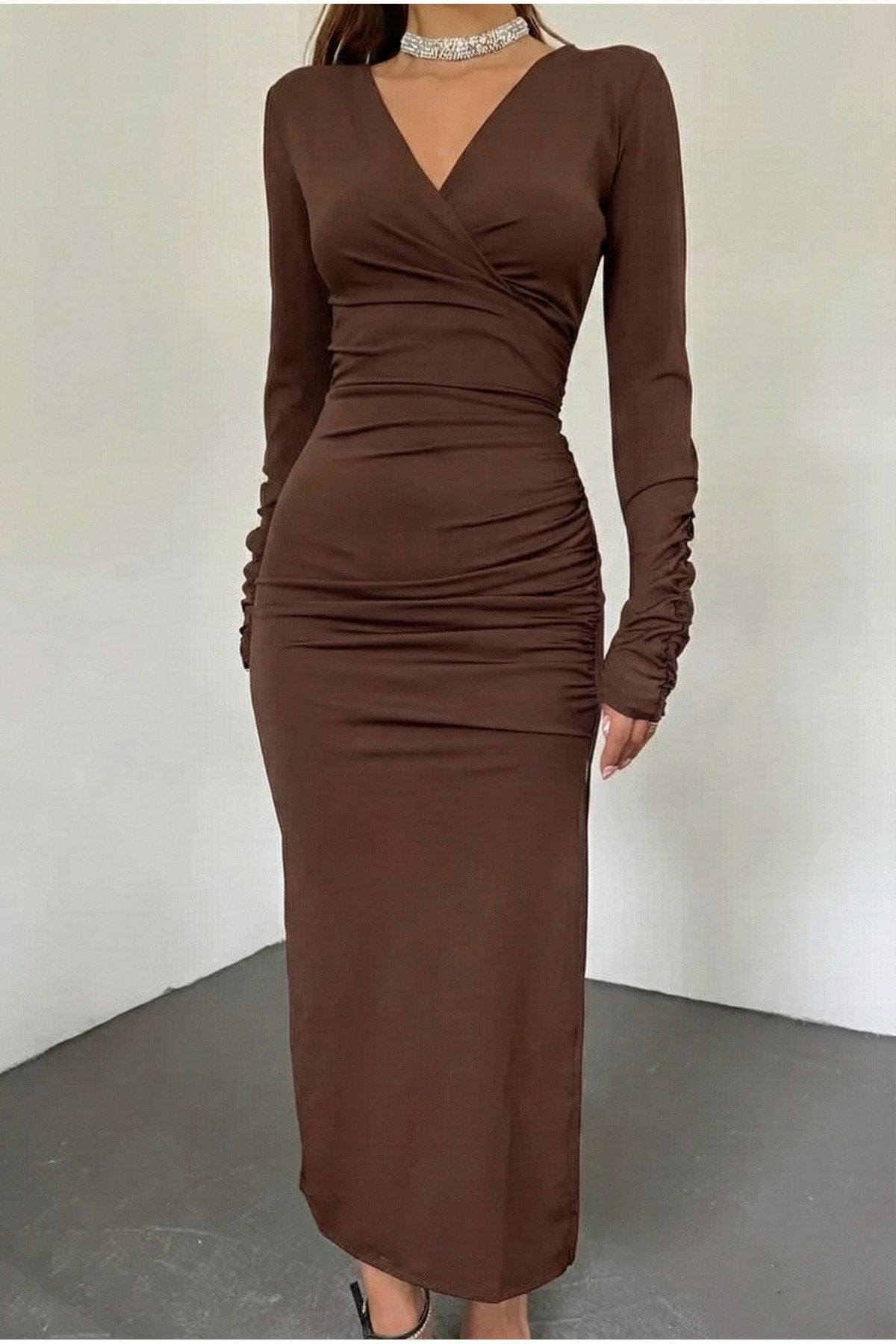 KADIN DRAPE DETAYLI KRUVAZE YAKA YIRTMAÇLI ESNEK KUMAŞ ELBİSE