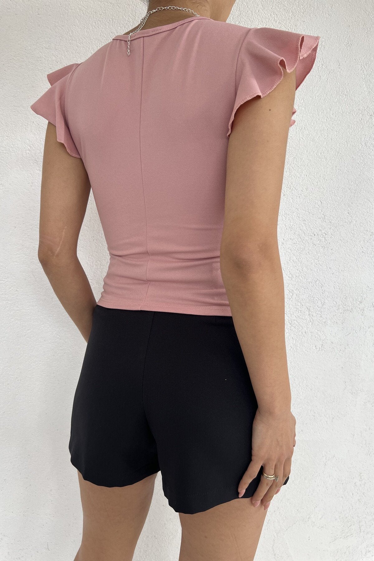 KADIN KALP YAKA ÖNÜ BÜZGÜLÜ OMUZLARI FIRFIRLI ESNEK ÖRME KUMAŞ BLUZ