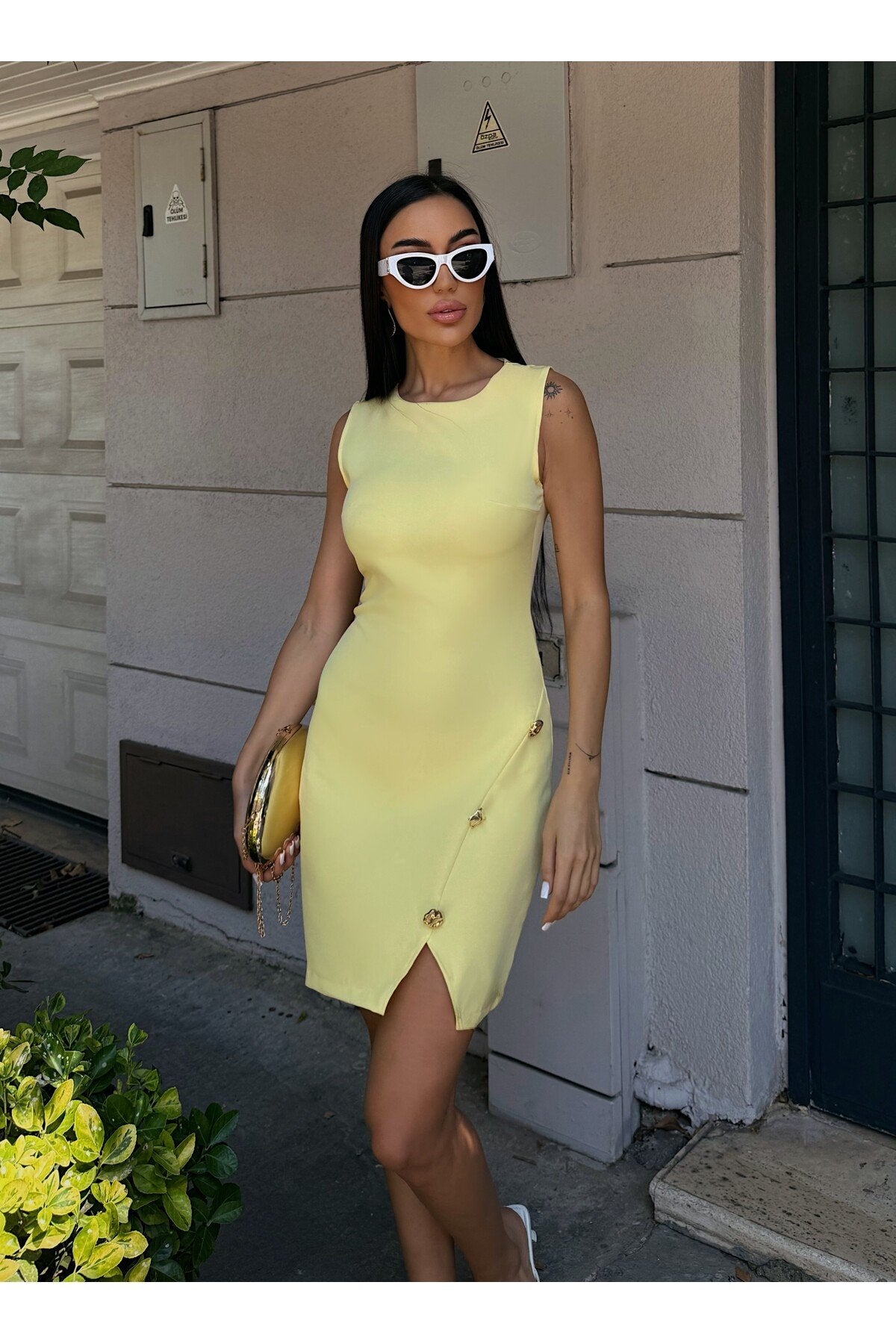 KADIN DÜĞME DETAYLI KOLSUZ YIRTMAÇLI ATLAS KUMAŞ ELBİSE