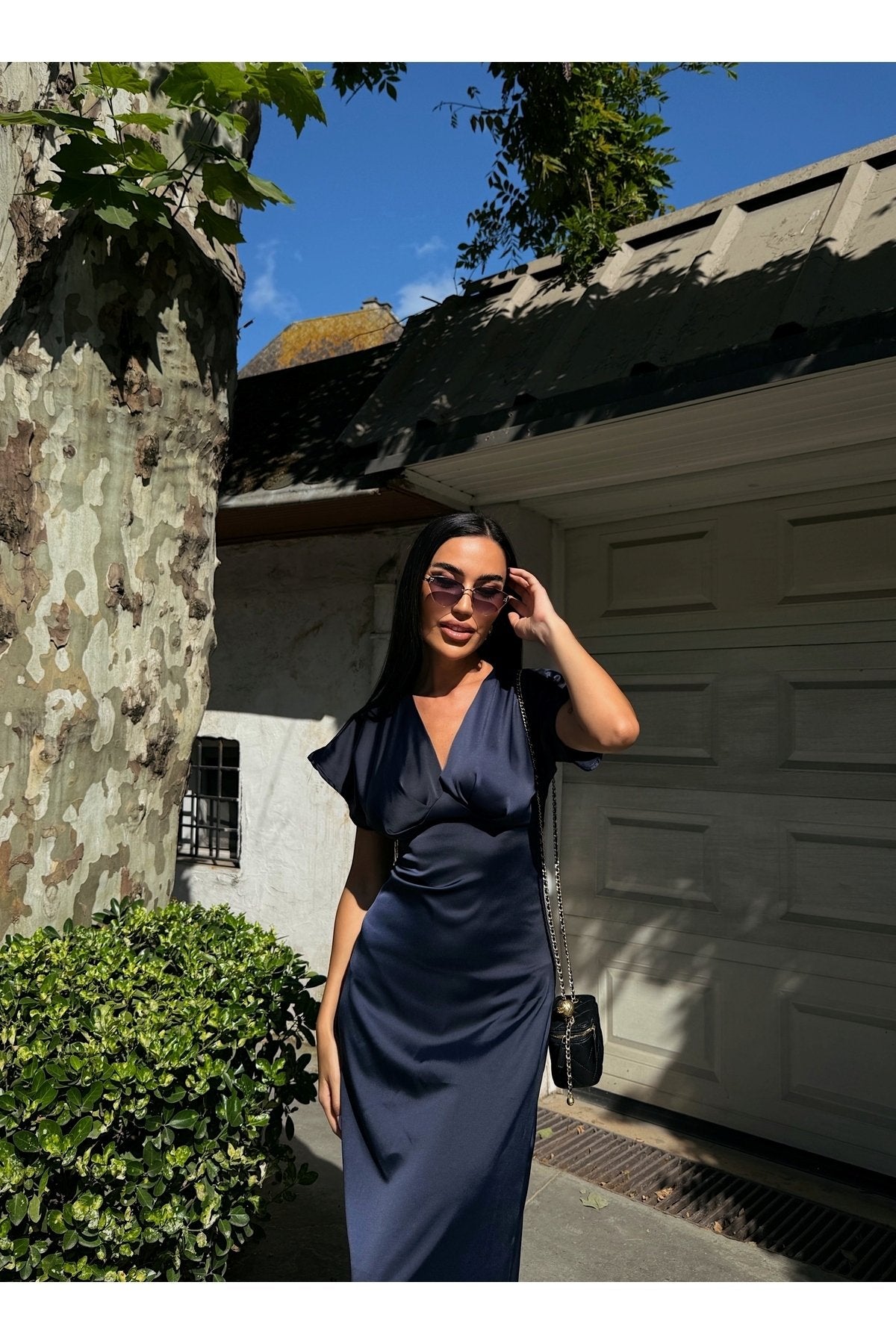 KADIN V YAKA PİLELİ SATEN MİDİ ELBİSE