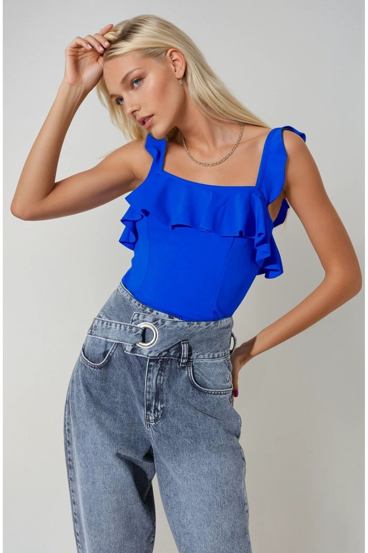 KADIN YAKASI VE OMUZLARI FIRFIRLI KARE YAKA ESNEK KUMAŞ BLUZ