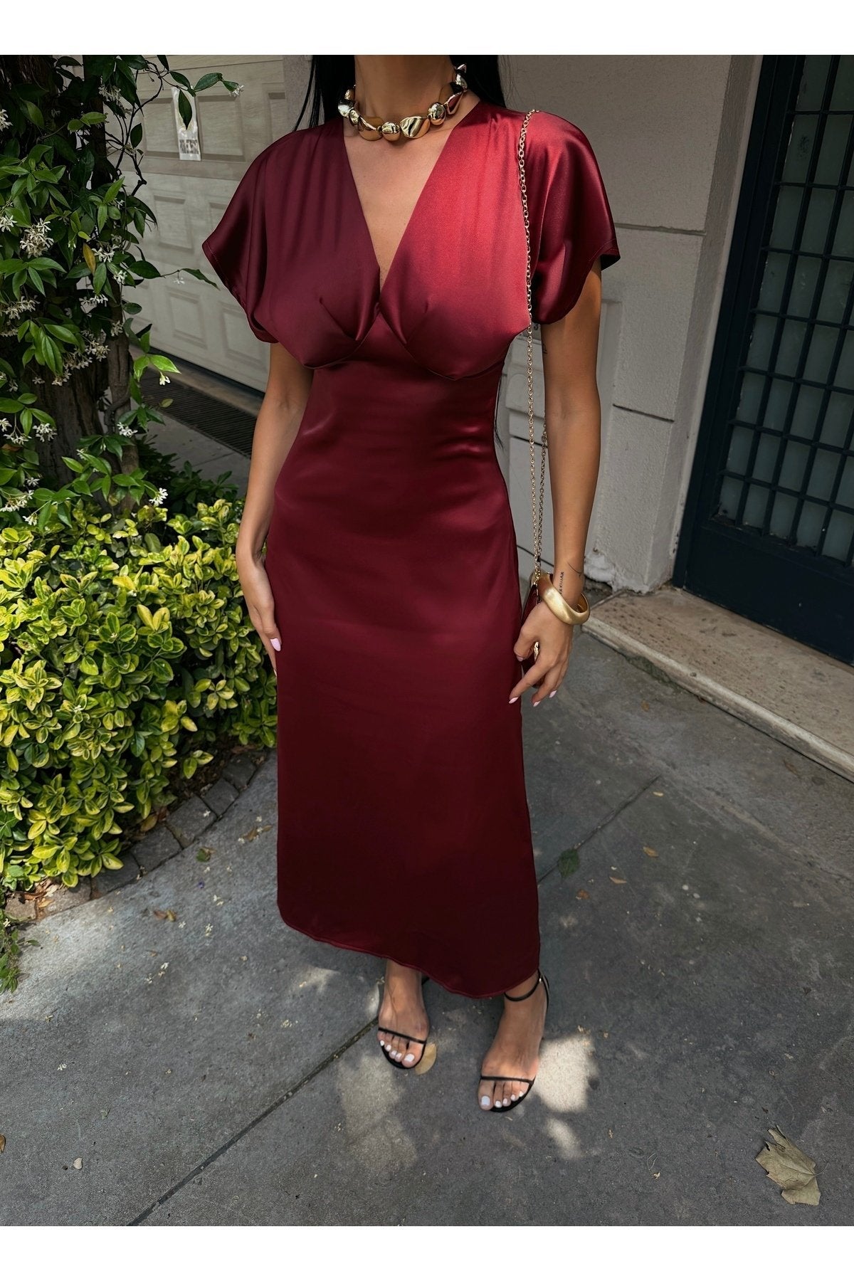 KADIN V YAKA PİLELİ SATEN MİDİ ELBİSE