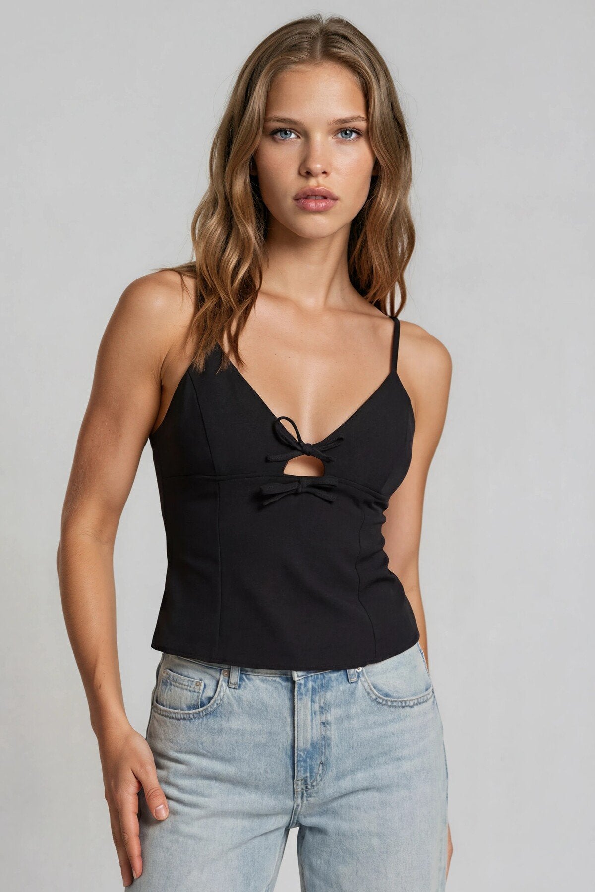 KADIN V YAKA FİYONKLU CUT-OUT DETAYLI ATLAS KUMAŞ İNCE ASKILI KOLSUZ BLUZ