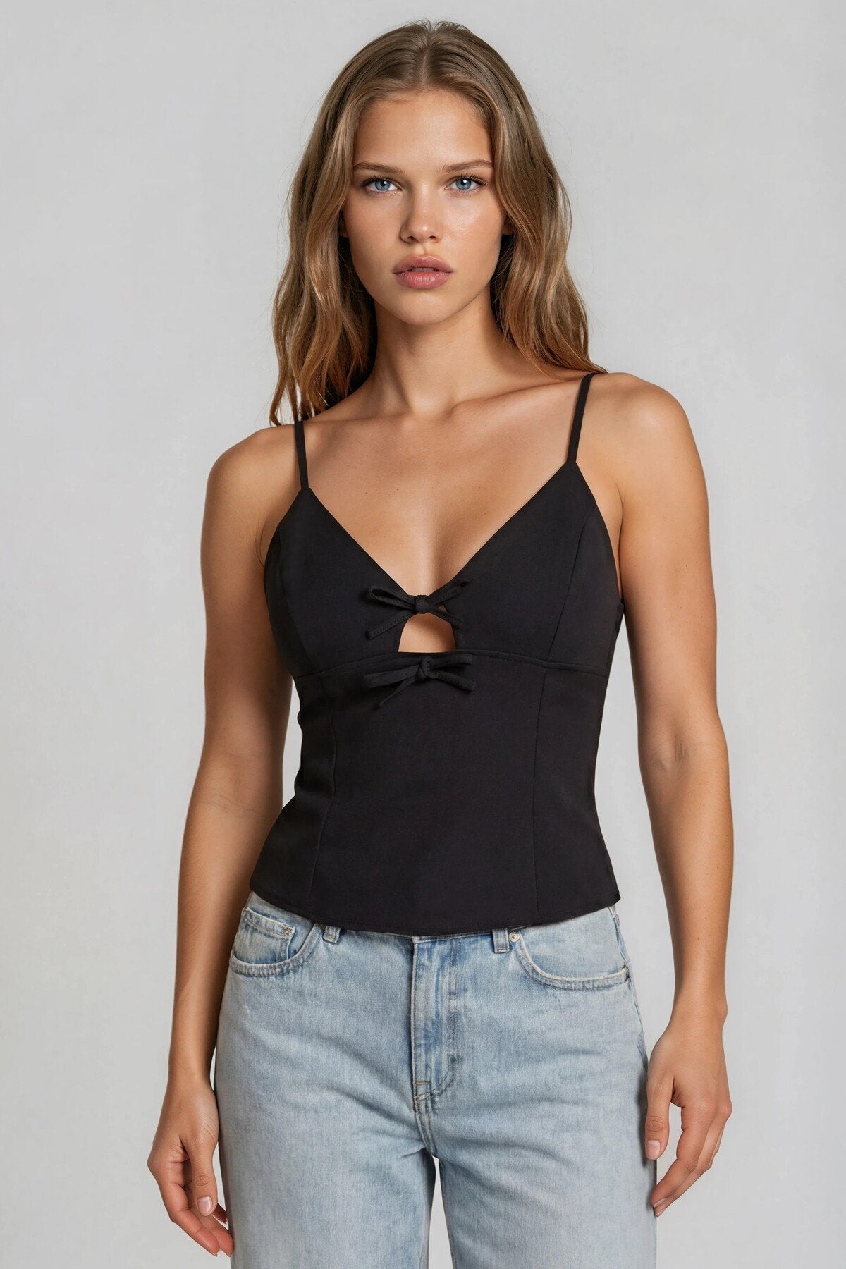 KADIN V YAKA FİYONKLU CUT-OUT DETAYLI ATLAS KUMAŞ İNCE ASKILI KOLSUZ BLUZ