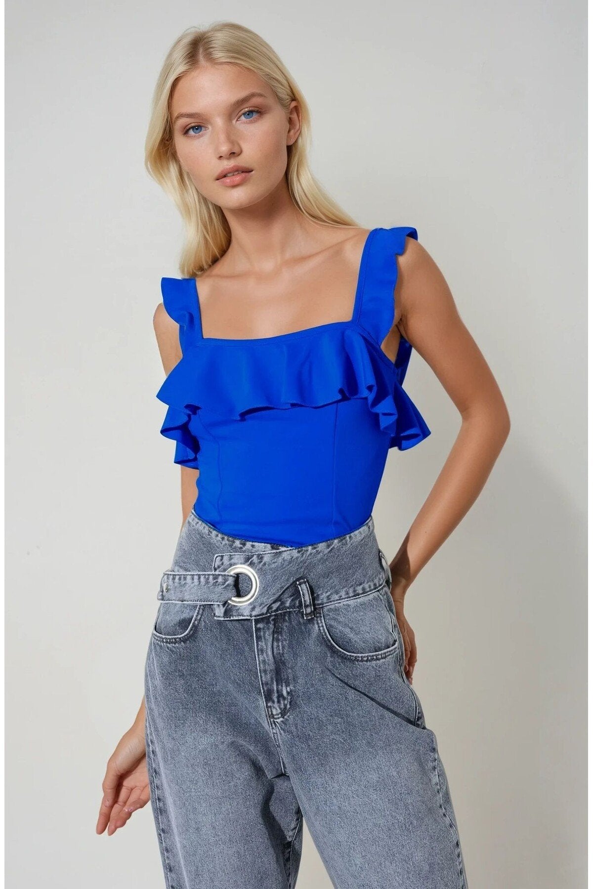 KADIN YAKASI VE OMUZLARI FIRFIRLI KARE YAKA ESNEK KUMAŞ BLUZ