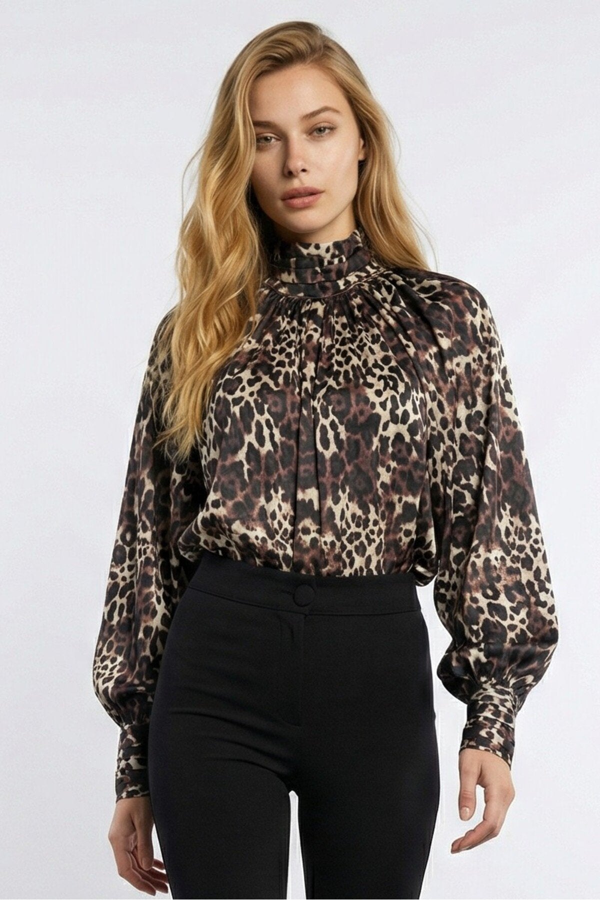 KADIN YAKA VE MANŞET DETAYLI LEOPAR DESENLİ SALAŞ SATEN BLUZ