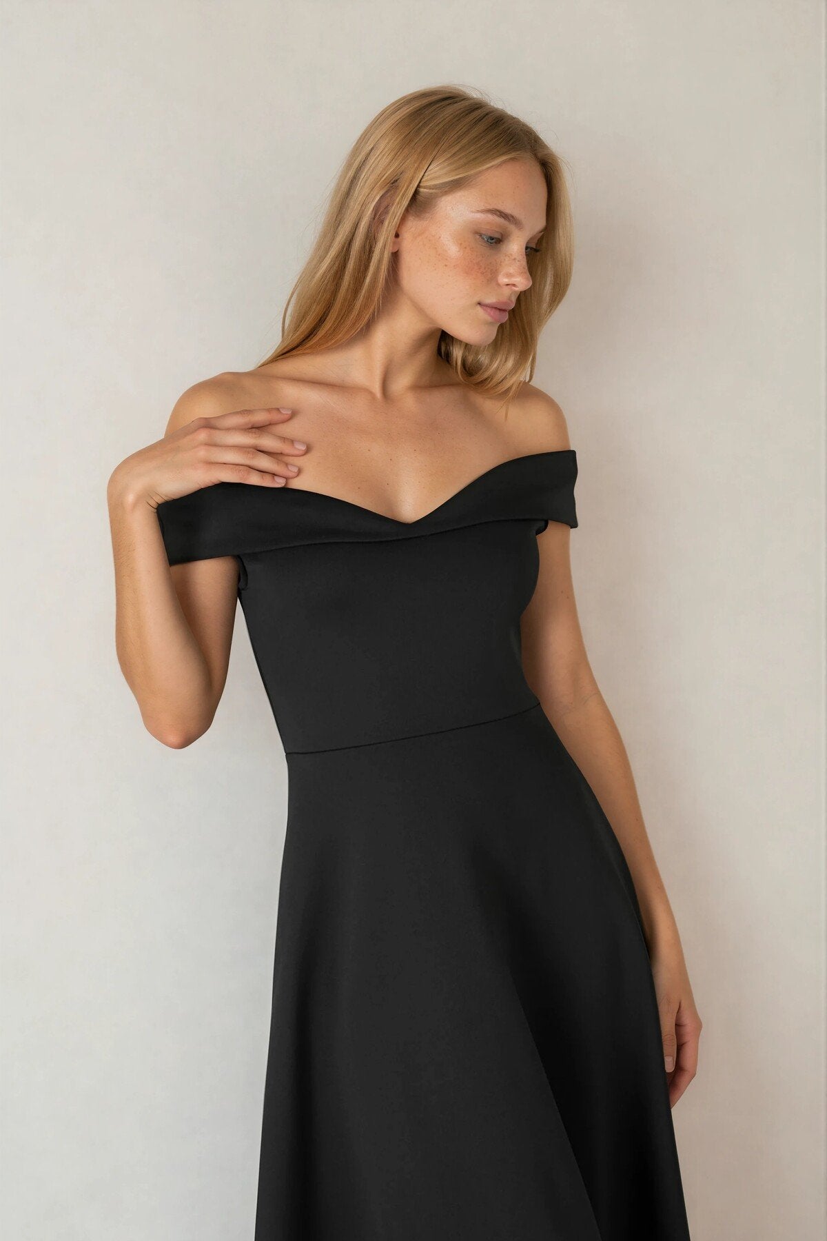 KADIN MADONNA YAKA ETEĞİ KLOŞ LİKRALI KUMAŞ MİDİ BOY ELBİSE