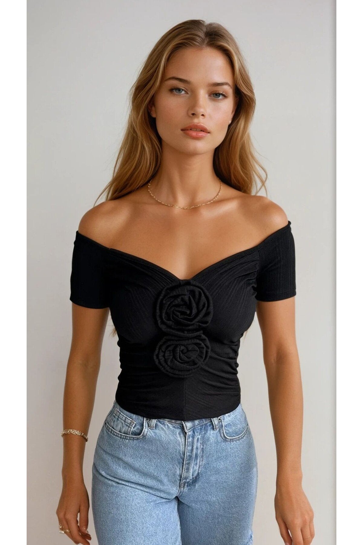KADIN GÜL DETAYLI DÜŞÜK OMUZ ÖRME KUMAŞ BLUZ