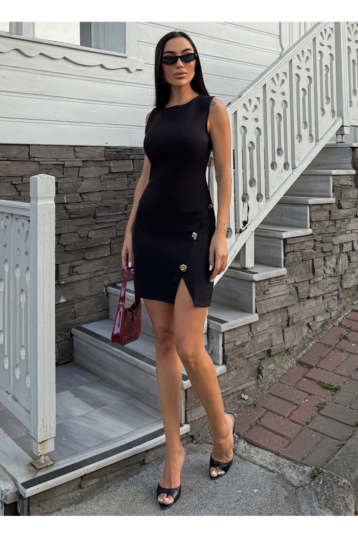 KADIN DÜĞME DETAYLI KOLSUZ YIRTMAÇLI ATLAS KUMAŞ ELBİSE