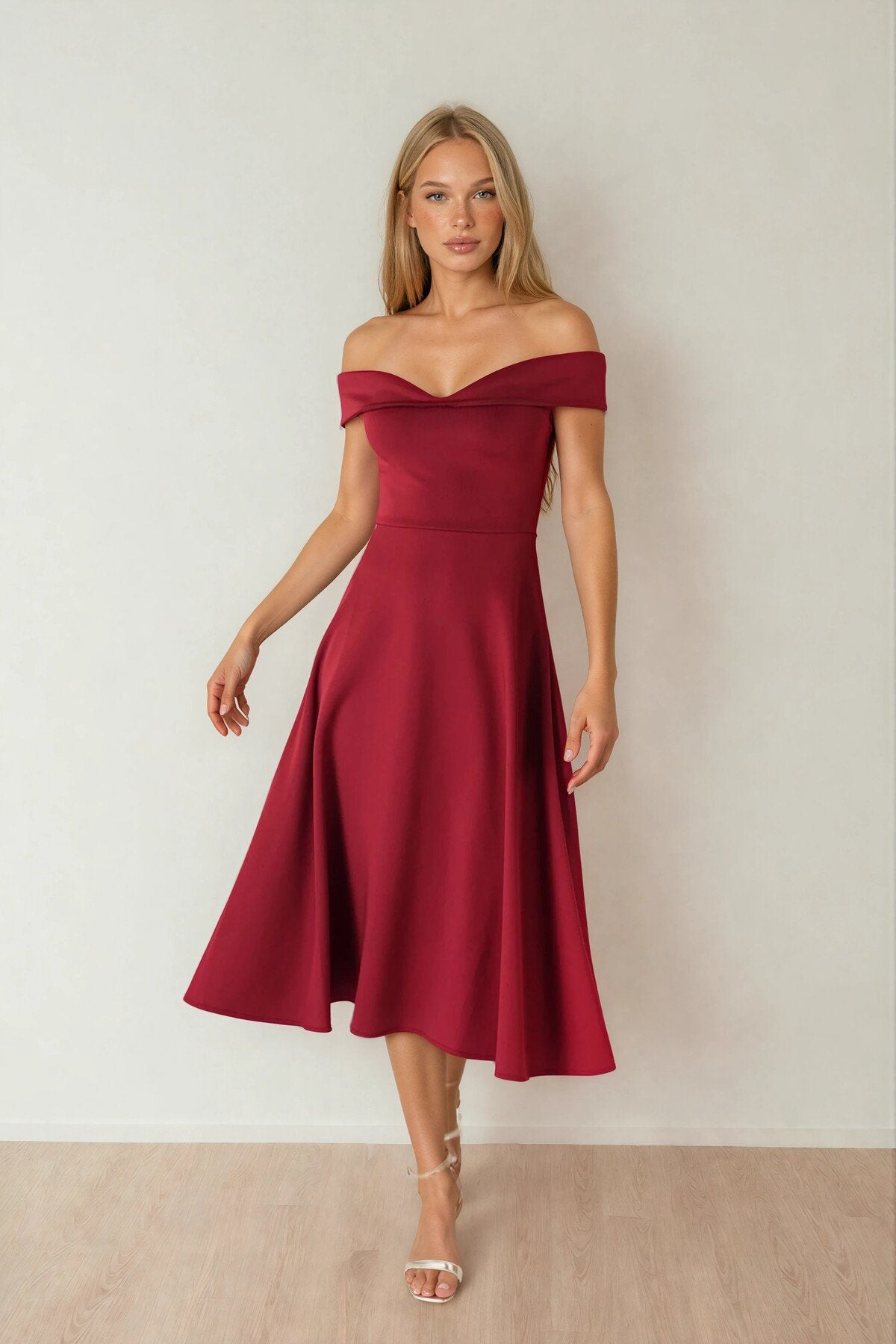 KADIN MADONNA YAKA ETEĞİ KLOŞ LİKRALI KUMAŞ MİDİ BOY ELBİSE