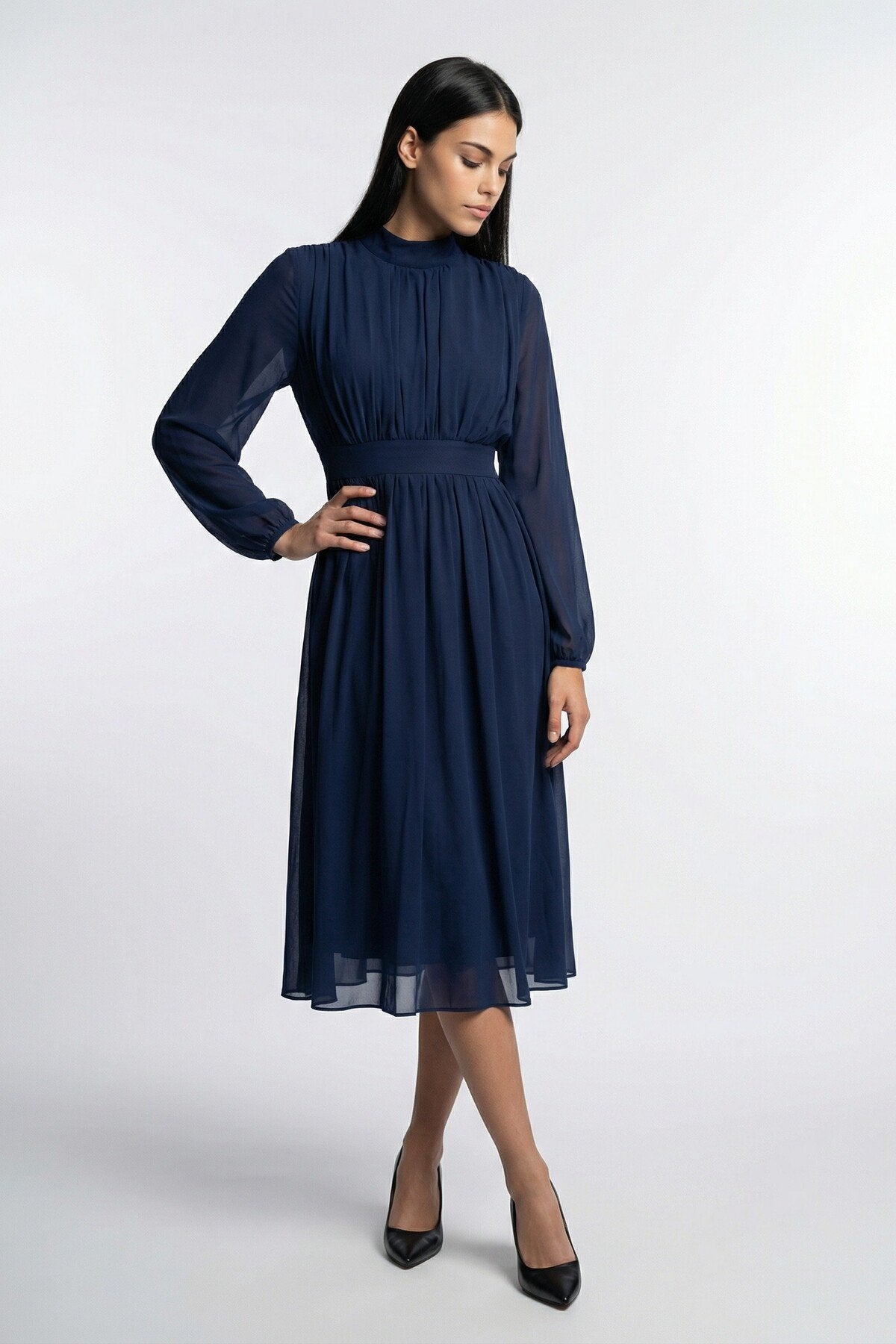 KADIN YARIM BALIKÇI YAKA BÜZGÜ DETAYLI ASTARLI MİDİ BOY ŞİFON ELBİSE