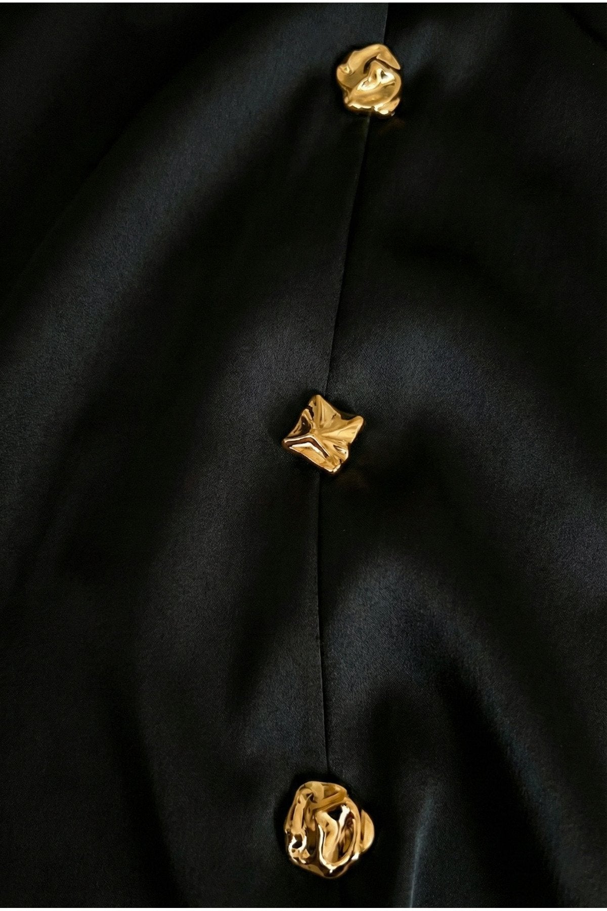 KADIN YIRTMAÇLI DÜĞME DETAYLI KOLSUZ ATLAS KUMAŞ MİNİ ELBİSE