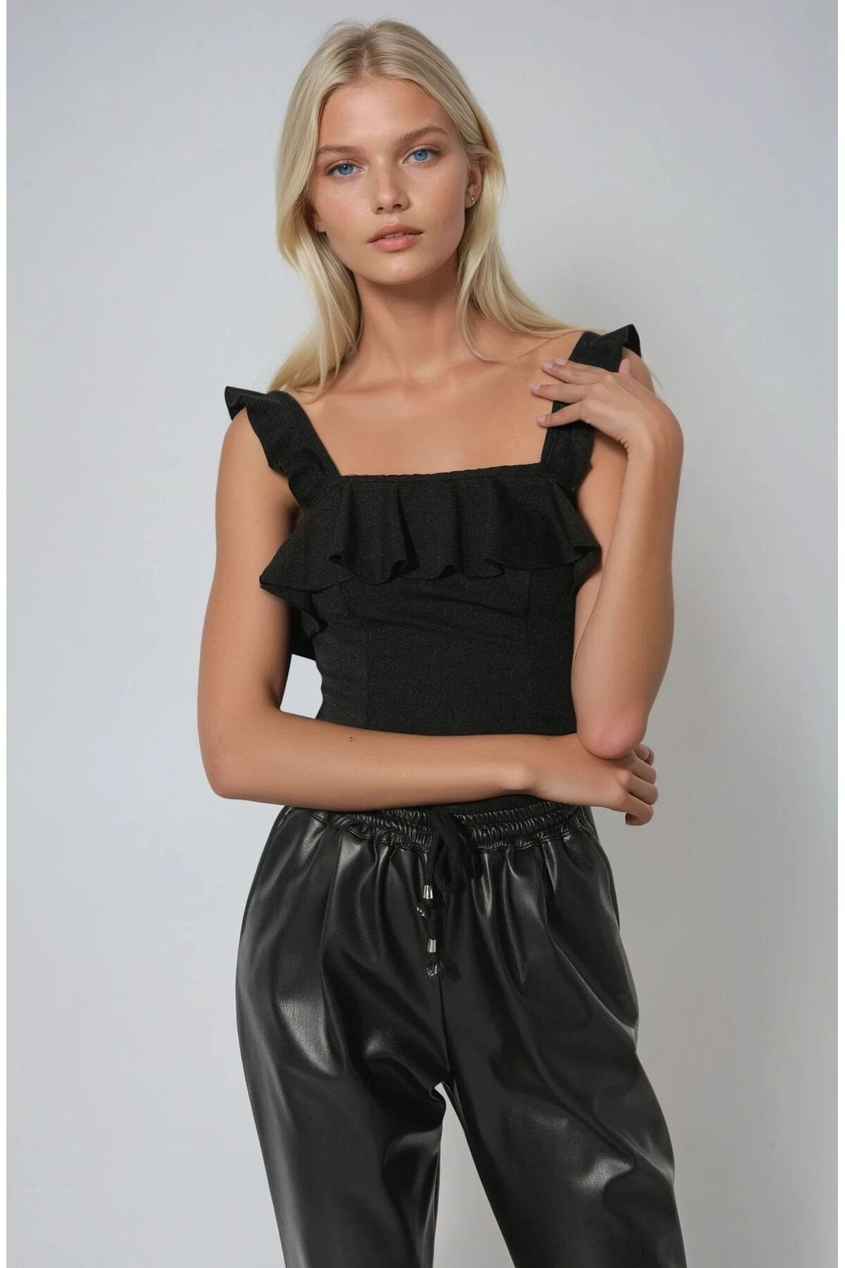 KADIN YAKASI VE OMUZLARI FIRFIRLI KARE YAKA ESNEK KUMAŞ BLUZ