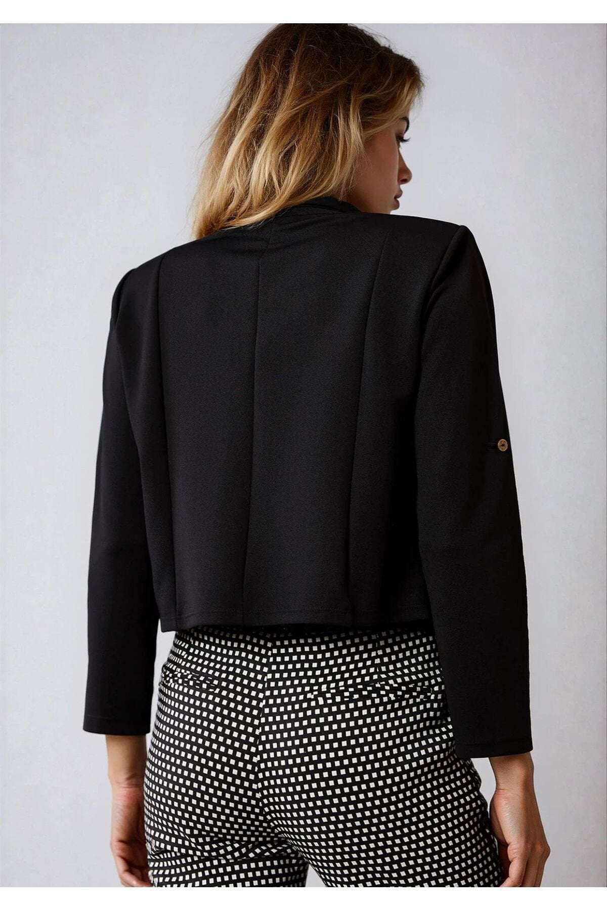 KADIN VATKALI ÖNÜ DÜĞMESİZ ASİMETRİK KESİM APOLET DETAYLI CEKET