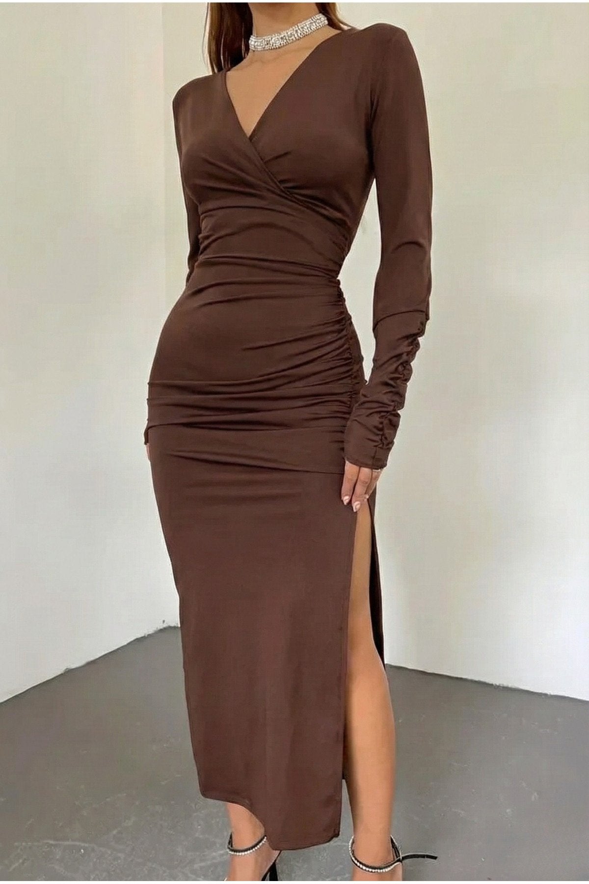 KADIN DRAPE DETAYLI KRUVAZE YAKA YIRTMAÇLI ESNEK KUMAŞ ELBİSE