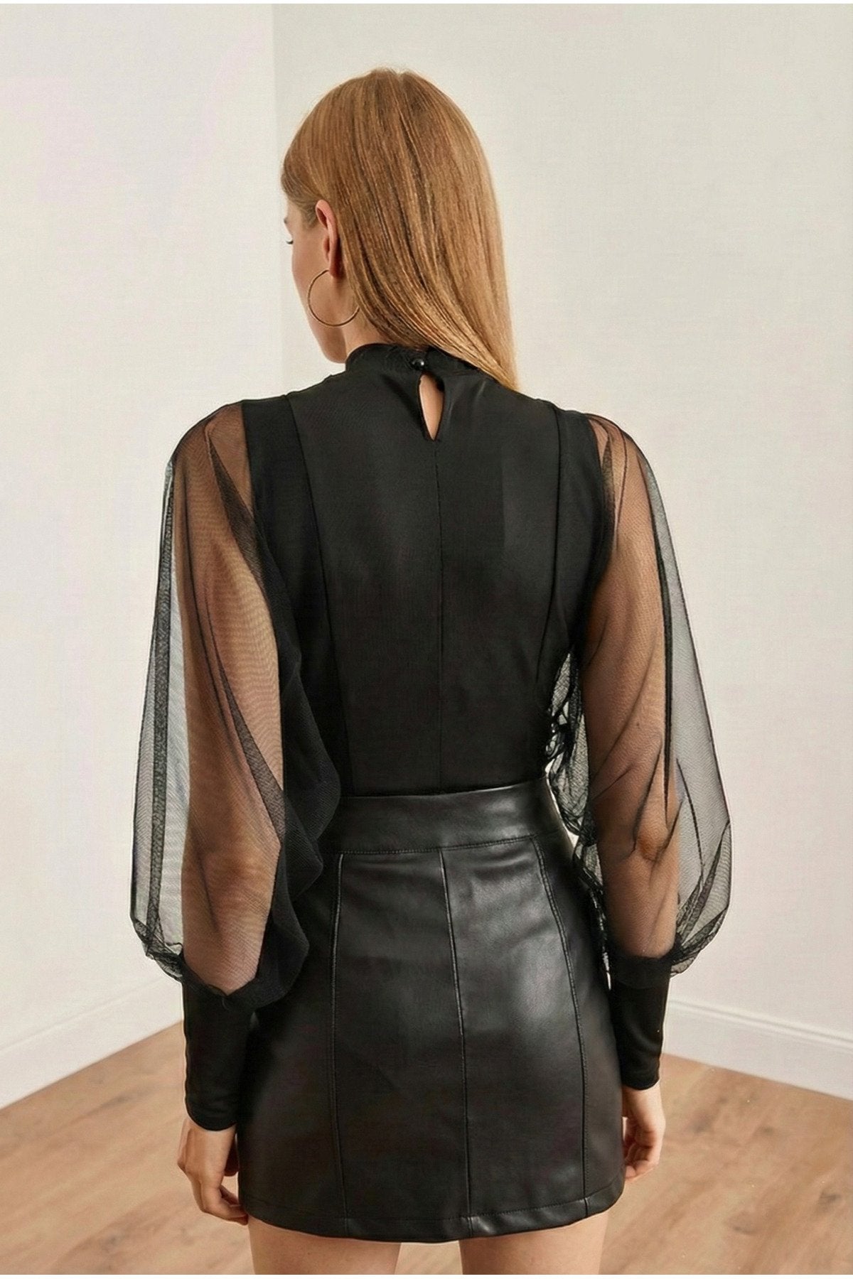 KADIN YARIM BALIKÇI YAKA KOLU TÜL ÖNÜ DÜĞME DETAYLI ESNEK KUMAŞ BLUZ