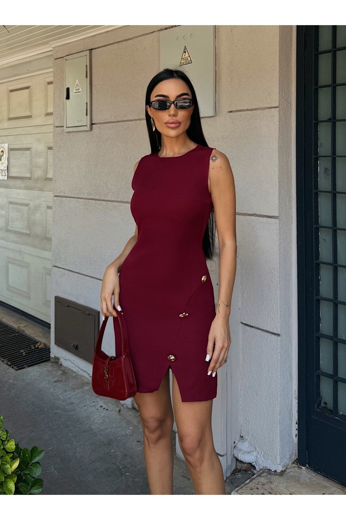 KADIN DÜĞME DETAYLI KOLSUZ YIRTMAÇLI ATLAS KUMAŞ ELBİSE