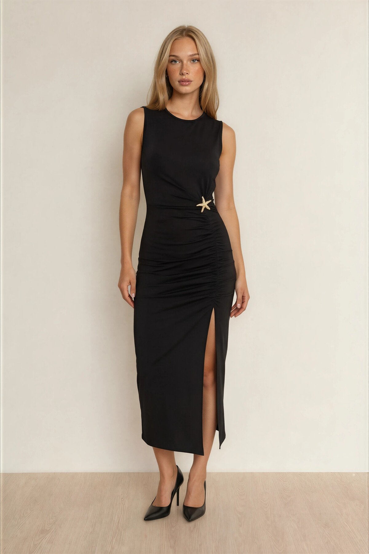 KADIN AKSESUAR DETAYLI DRAPELİ LİKRALI KUMAŞ KOLSUZ UZUN ELBİSE