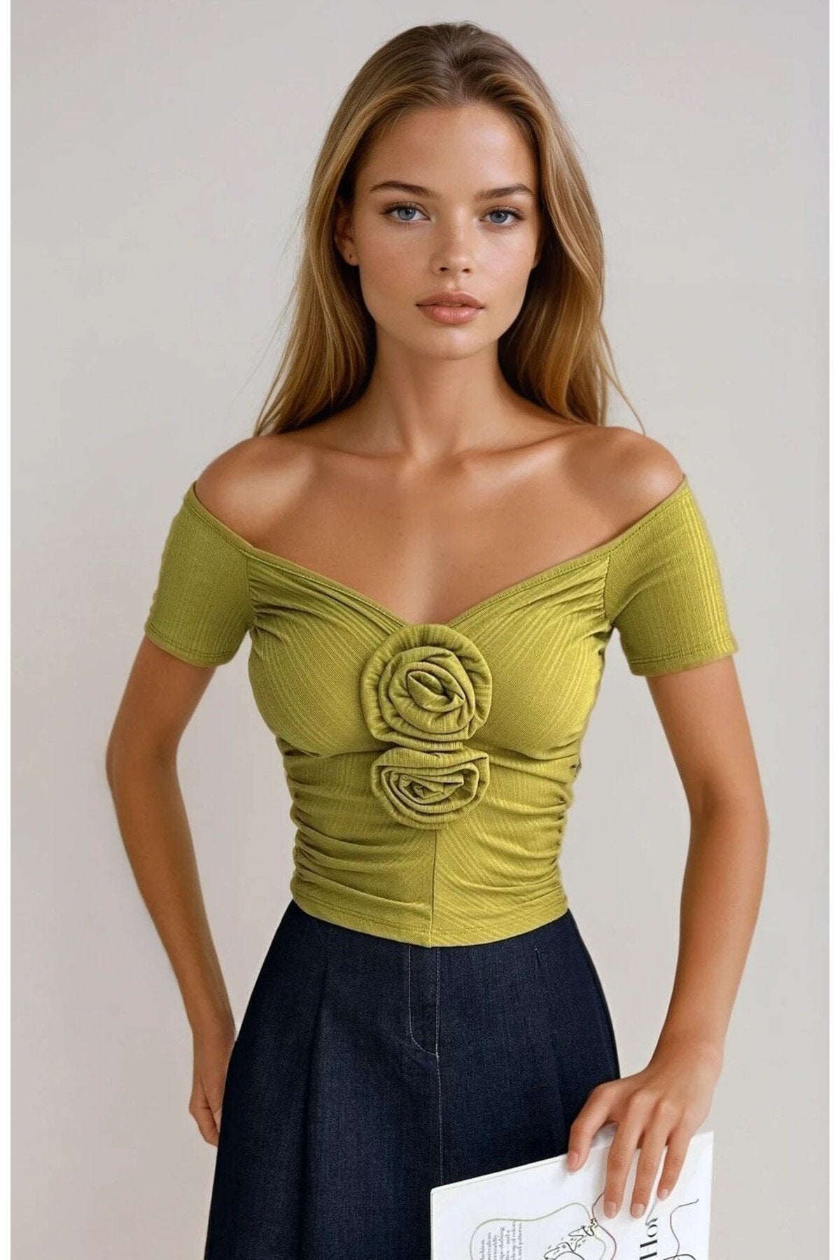 KADIN GÜL DETAYLI DÜŞÜK OMUZ ÖRME KUMAŞ BLUZ