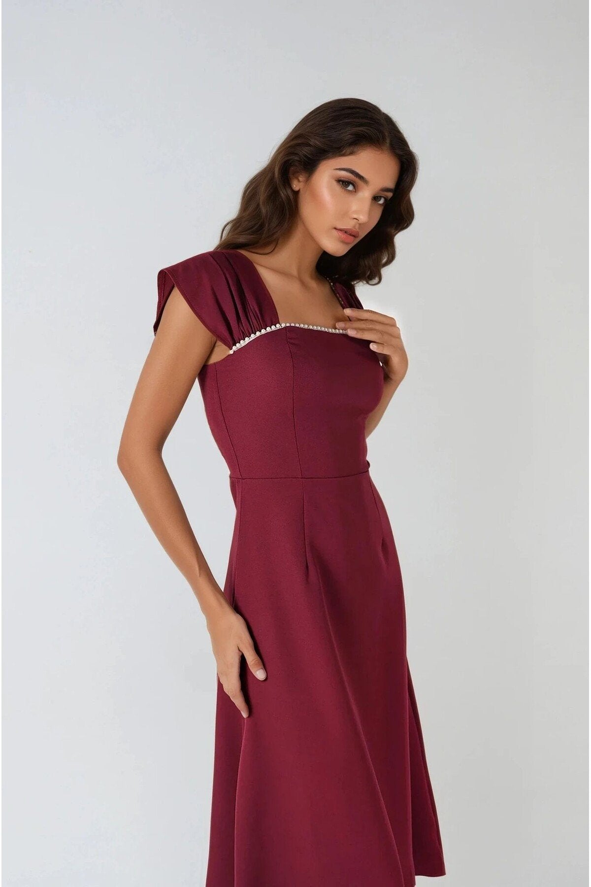 KADIN YAKASI İNCİ DETAYLI ATLAS KUMAŞ MİDİ BOY DÜĞÜN NİŞAN SÖZ DAVET ELBİSESİ