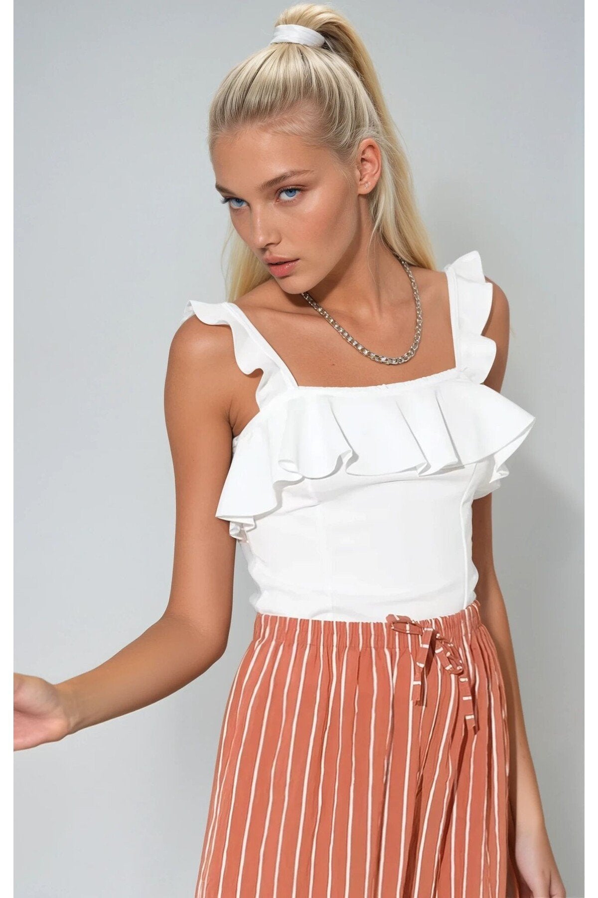 KADIN YAKASI VE OMUZLARI FIRFIRLI KARE YAKA ESNEK KUMAŞ BLUZ