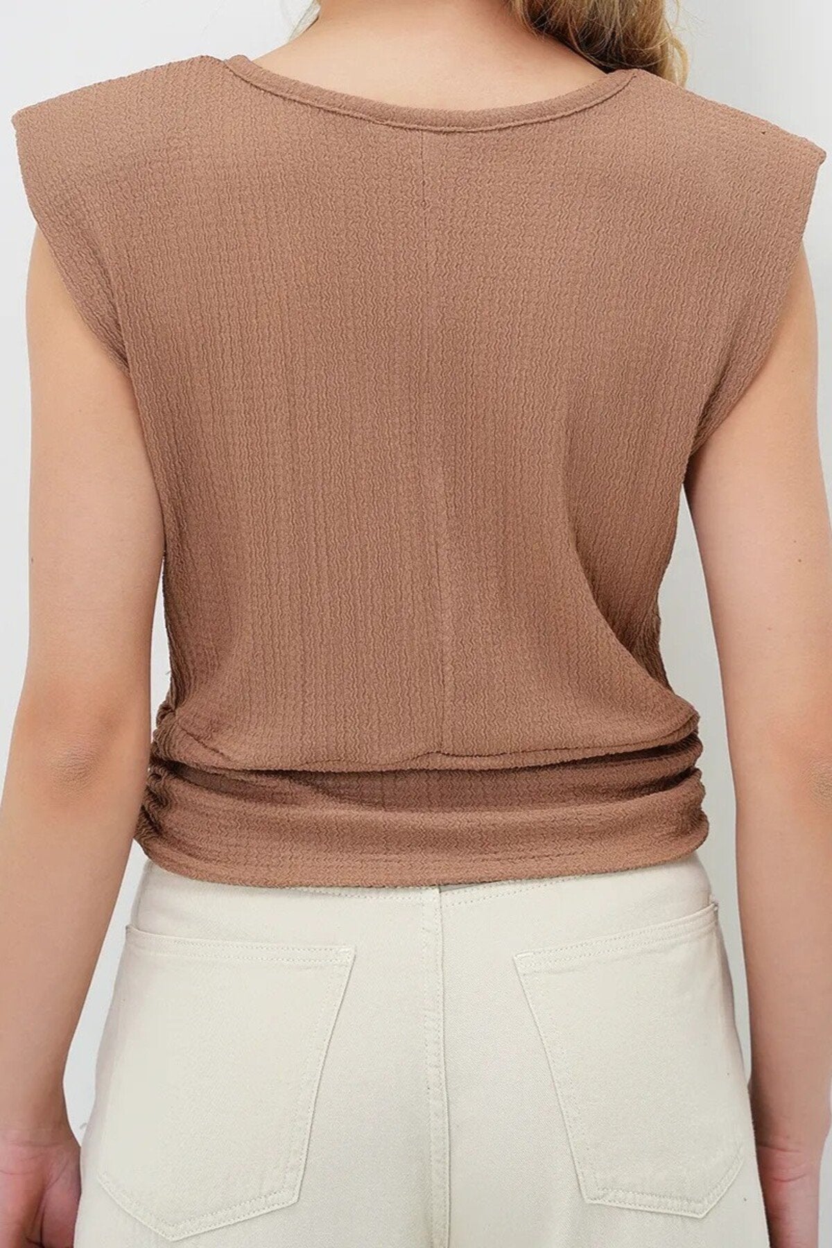 KADIN DOKULU KUMAŞ TOKA DETAYLI VATKALI BLUZ