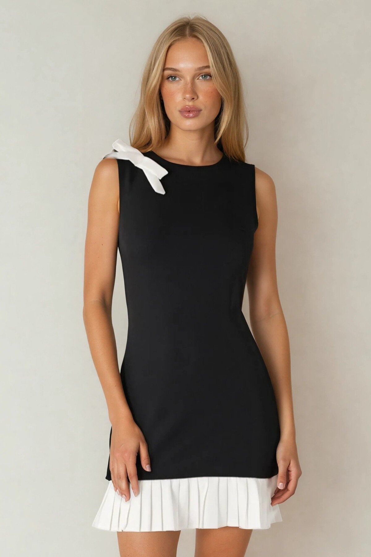 KADIN ATLAS KUMAŞ FİYONK DETAYLI ETEĞİ PİLİSELİ KALEM ELBİSE