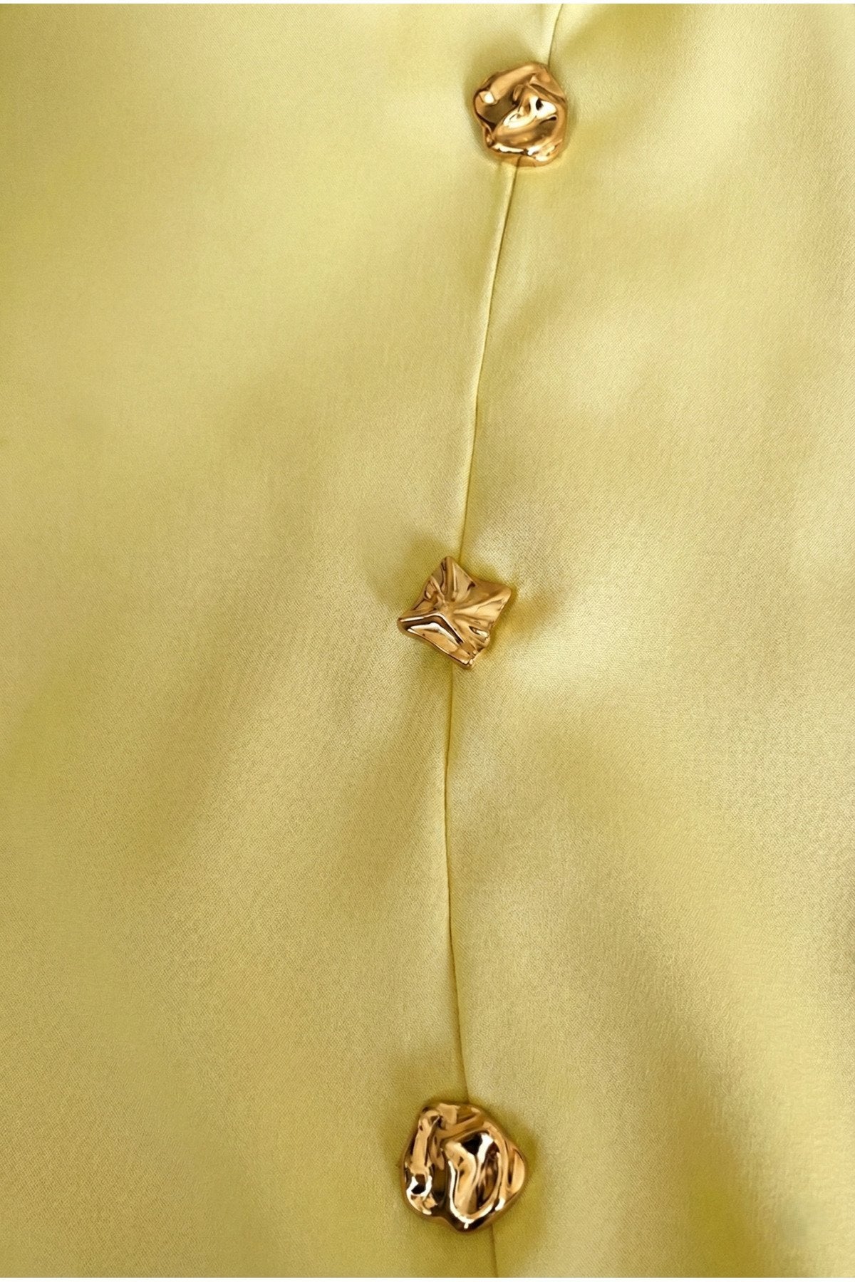 KADIN YIRTMAÇLI DÜĞME DETAYLI KOLSUZ ATLAS KUMAŞ MİNİ ELBİSE